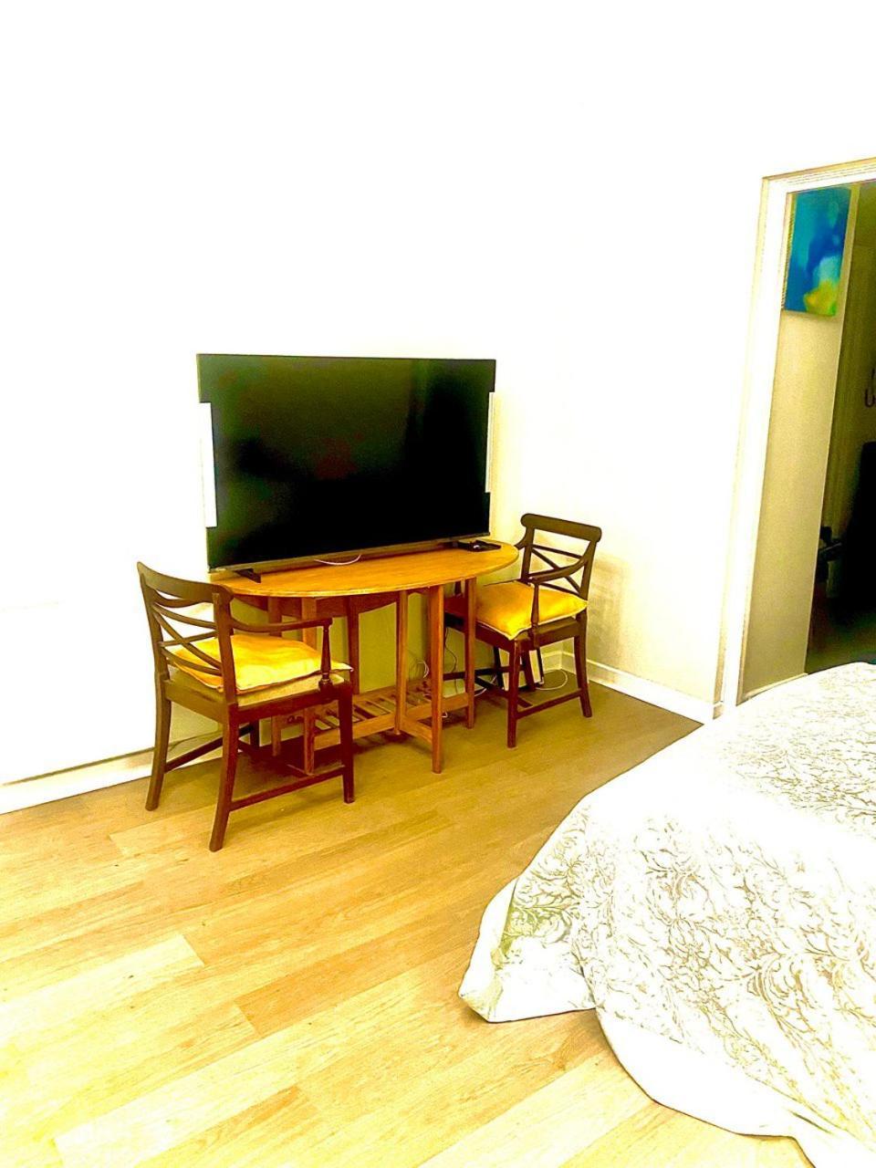 Apartment Chic In Leicester Sqaure! London