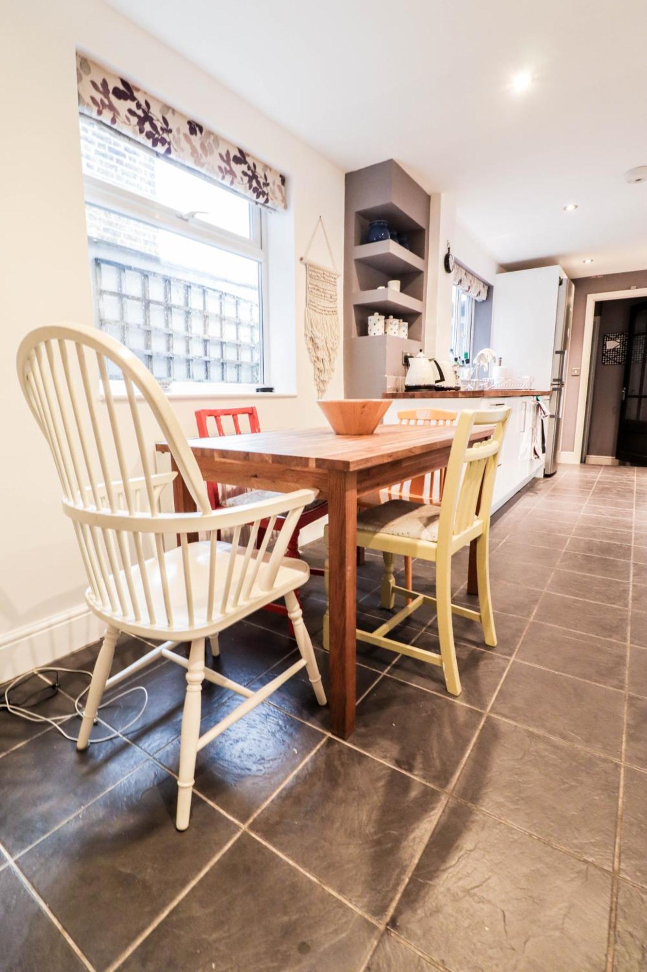 Chic 3-bedroom Family Retreat In Stratford, Fast Internet And Near Shops Holiday home