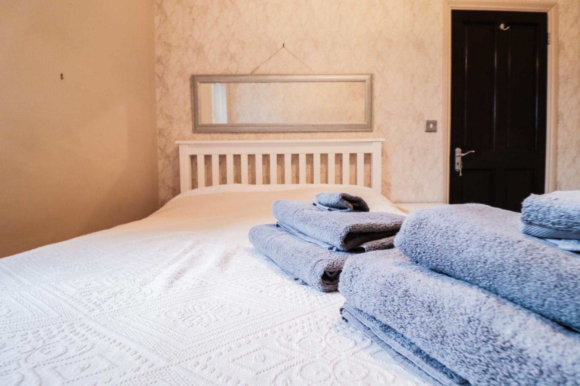 Holiday home Chic 3-bedroom Family Retreat In Stratford, Fast Internet And Near Shops *