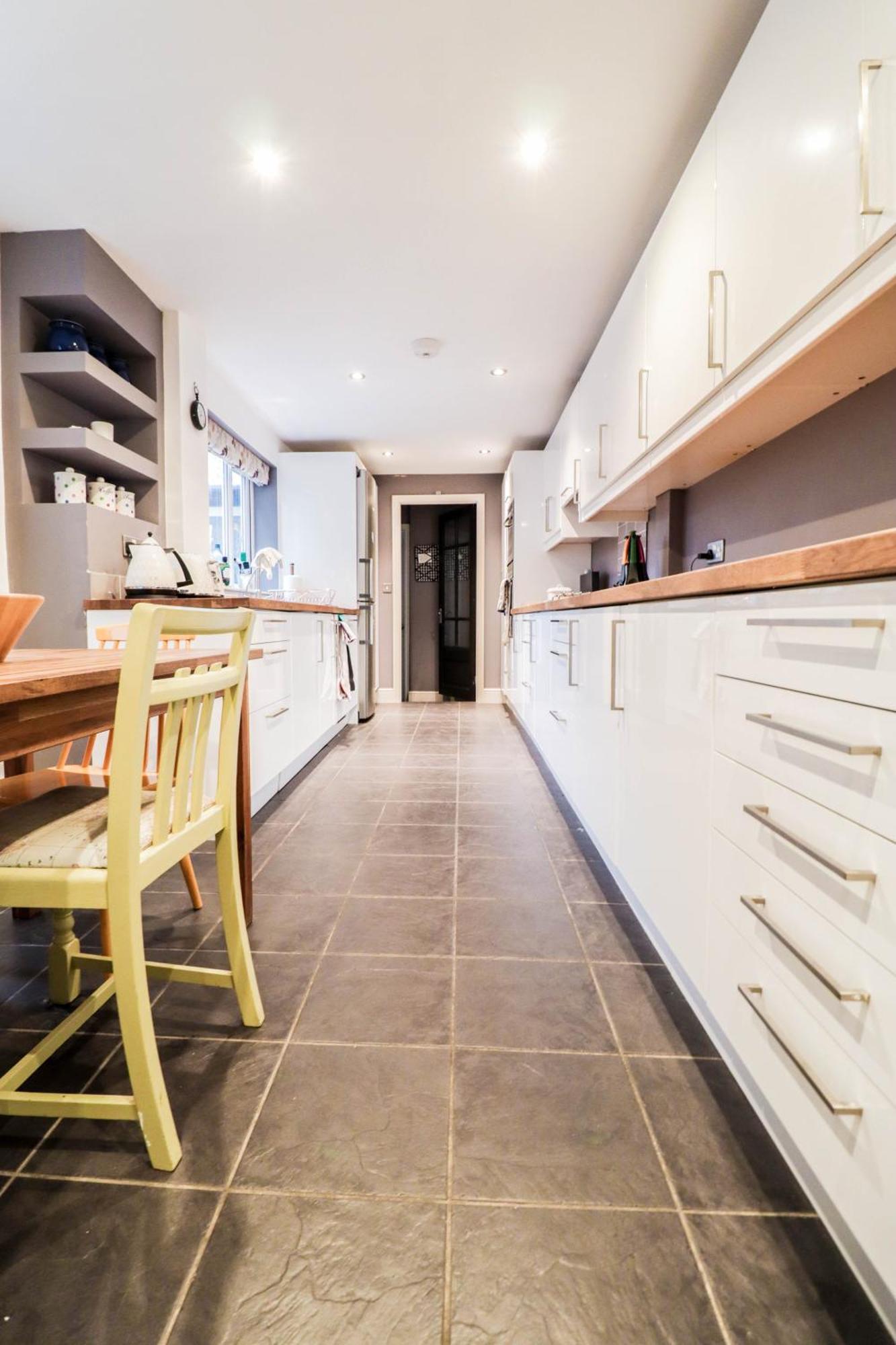 Holiday home Chic 3-bedroom Family Retreat In Stratford, Fast Internet And Near Shops London