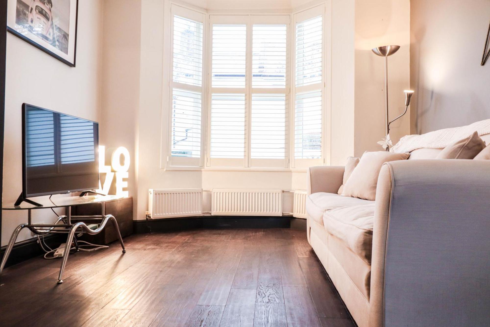 Chic 3-bedroom Family Retreat In Stratford, Fast Internet And Near Shops Londra