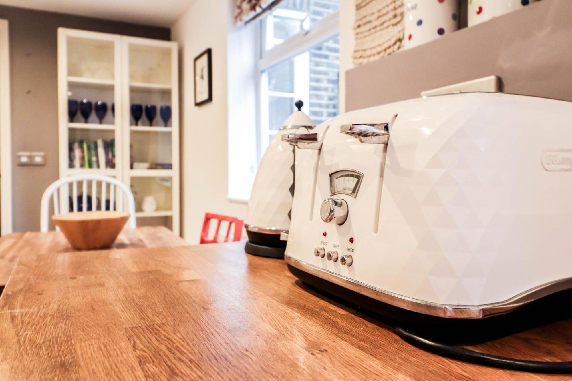 Holiday home Chic 3-bedroom Family Retreat In Stratford, Fast Internet And Near Shops London