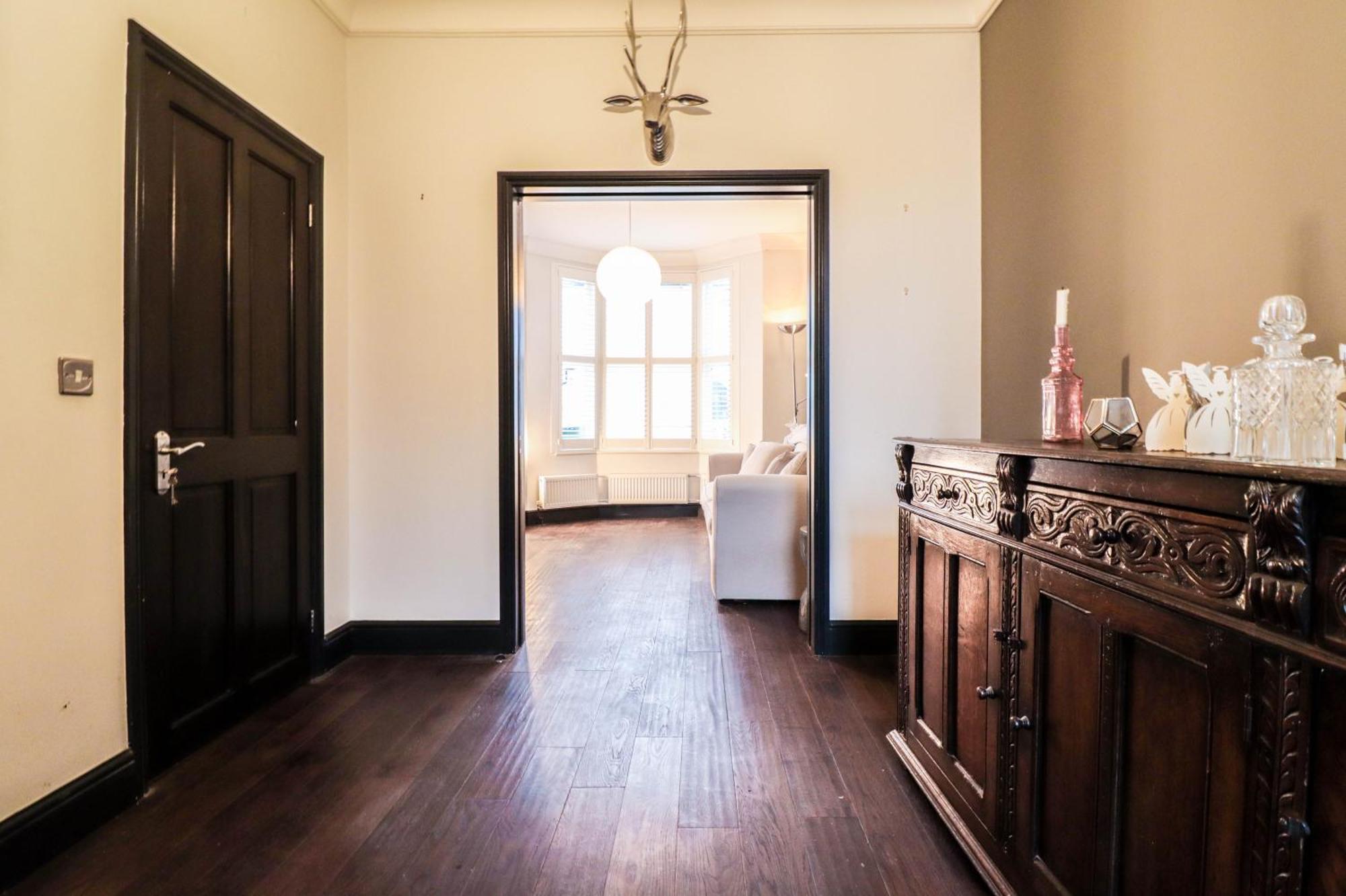 Chic 3-bedroom Family Retreat In Stratford, Fast Internet And Near Shops