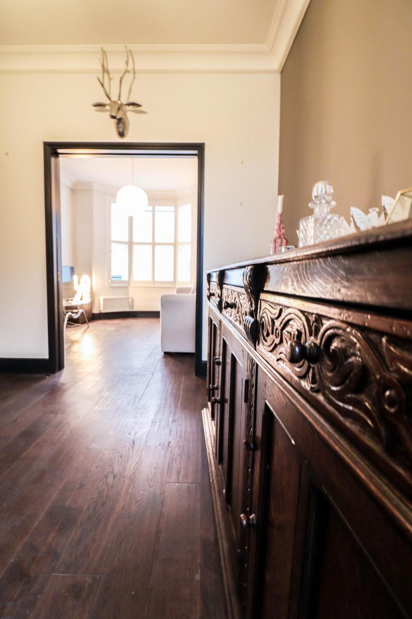 Chic 3-bedroom Family Retreat In Stratford, Fast Internet And Near Shops Holiday home *