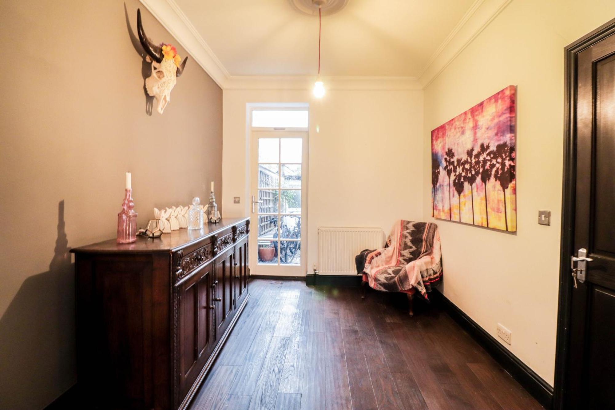 Chic 3-bedroom Family Retreat In Stratford, Fast Internet And Near Shops * London
