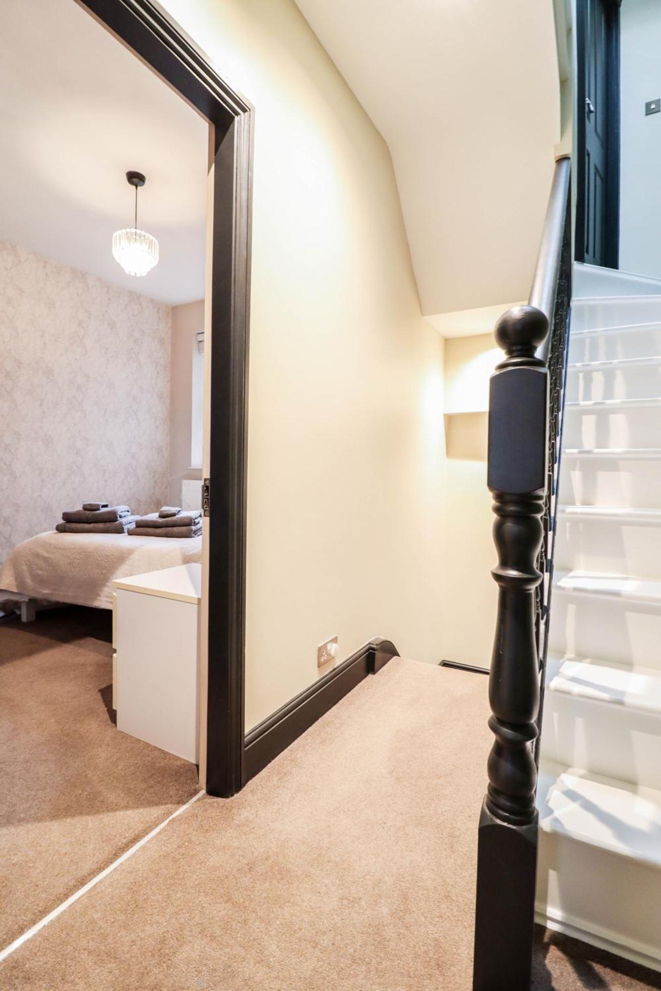 Holiday home Chic 3-bedroom Family Retreat In Stratford, Fast Internet And Near Shops