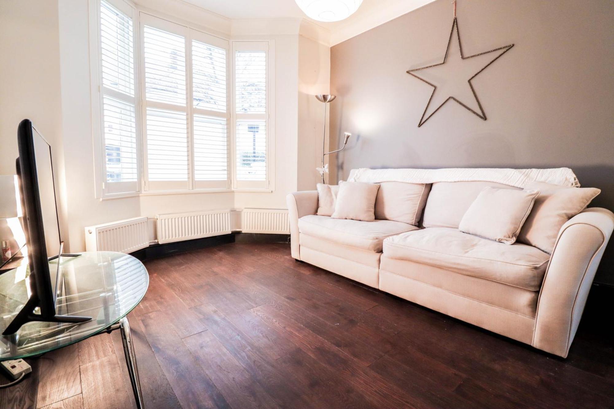 Chic 3-bedroom Family Retreat In Stratford, Fast Internet And Near Shops Holiday home