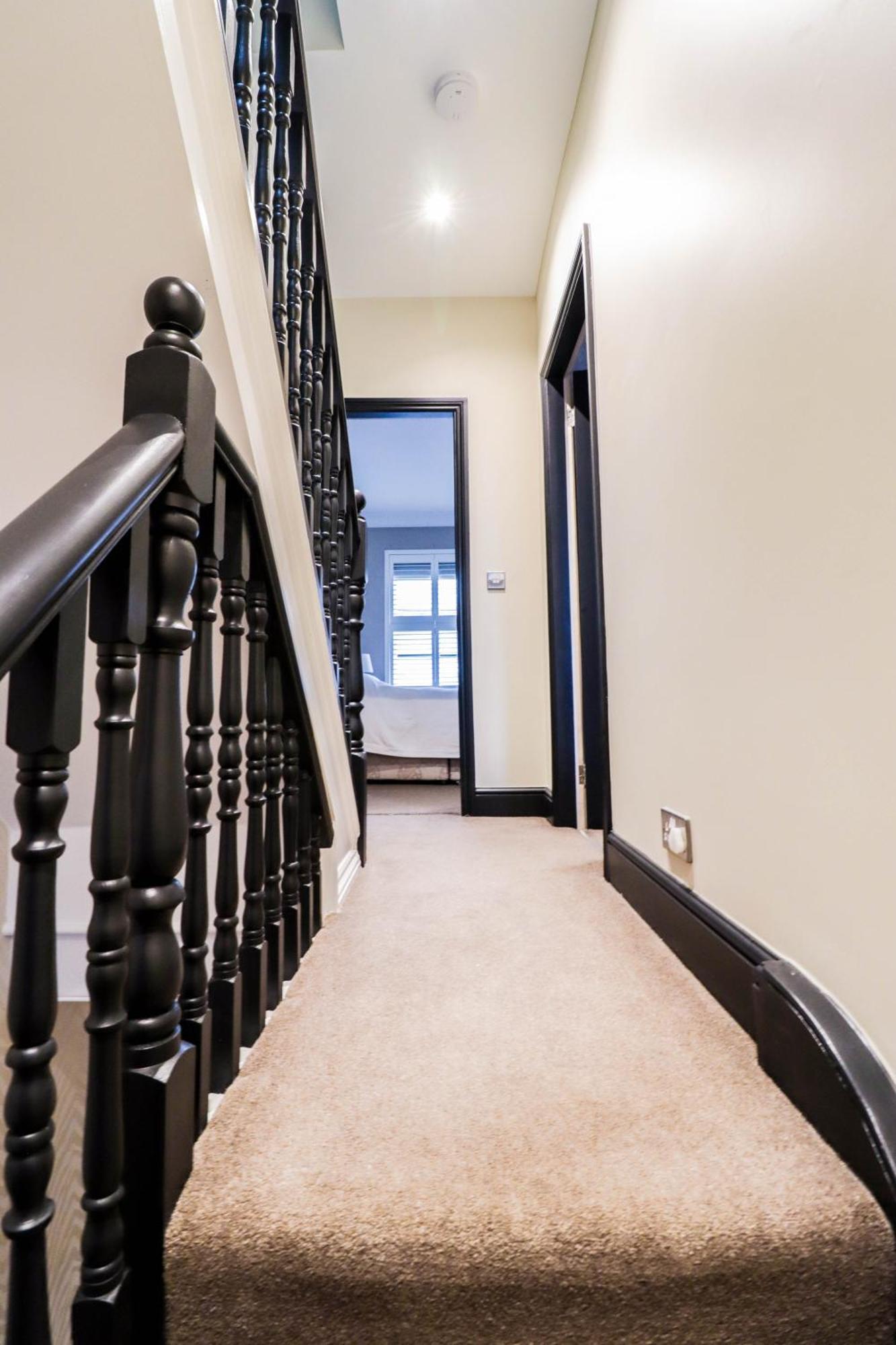 Holiday home Chic 3-bedroom Family Retreat In Stratford, Fast Internet And Near Shops *