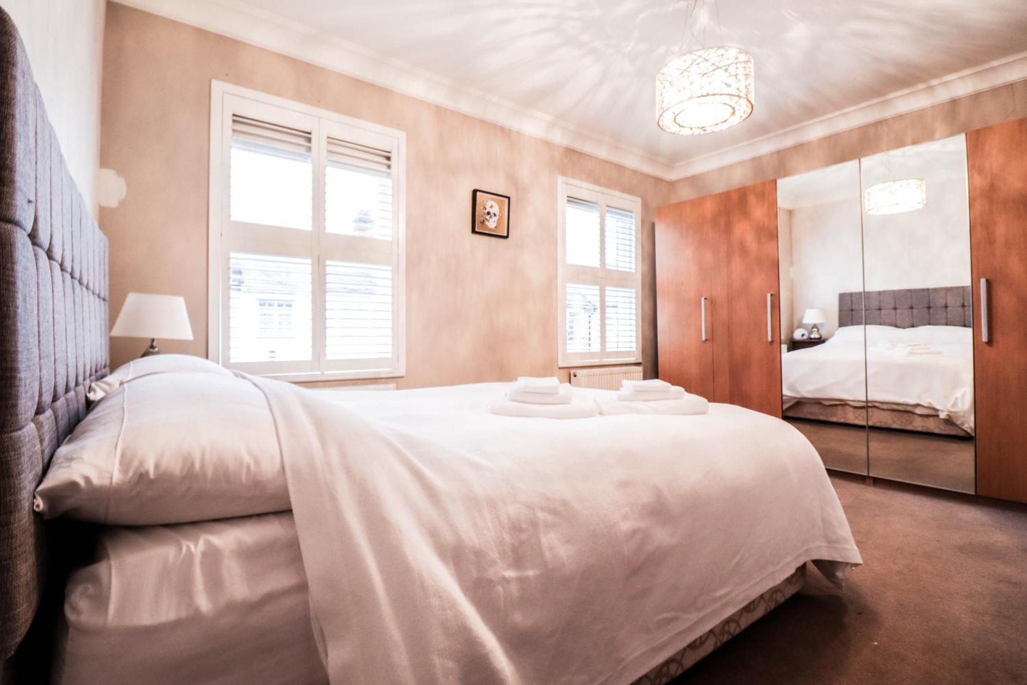 Chic 3-bedroom Family Retreat In Stratford, Fast Internet And Near Shops Holiday home *