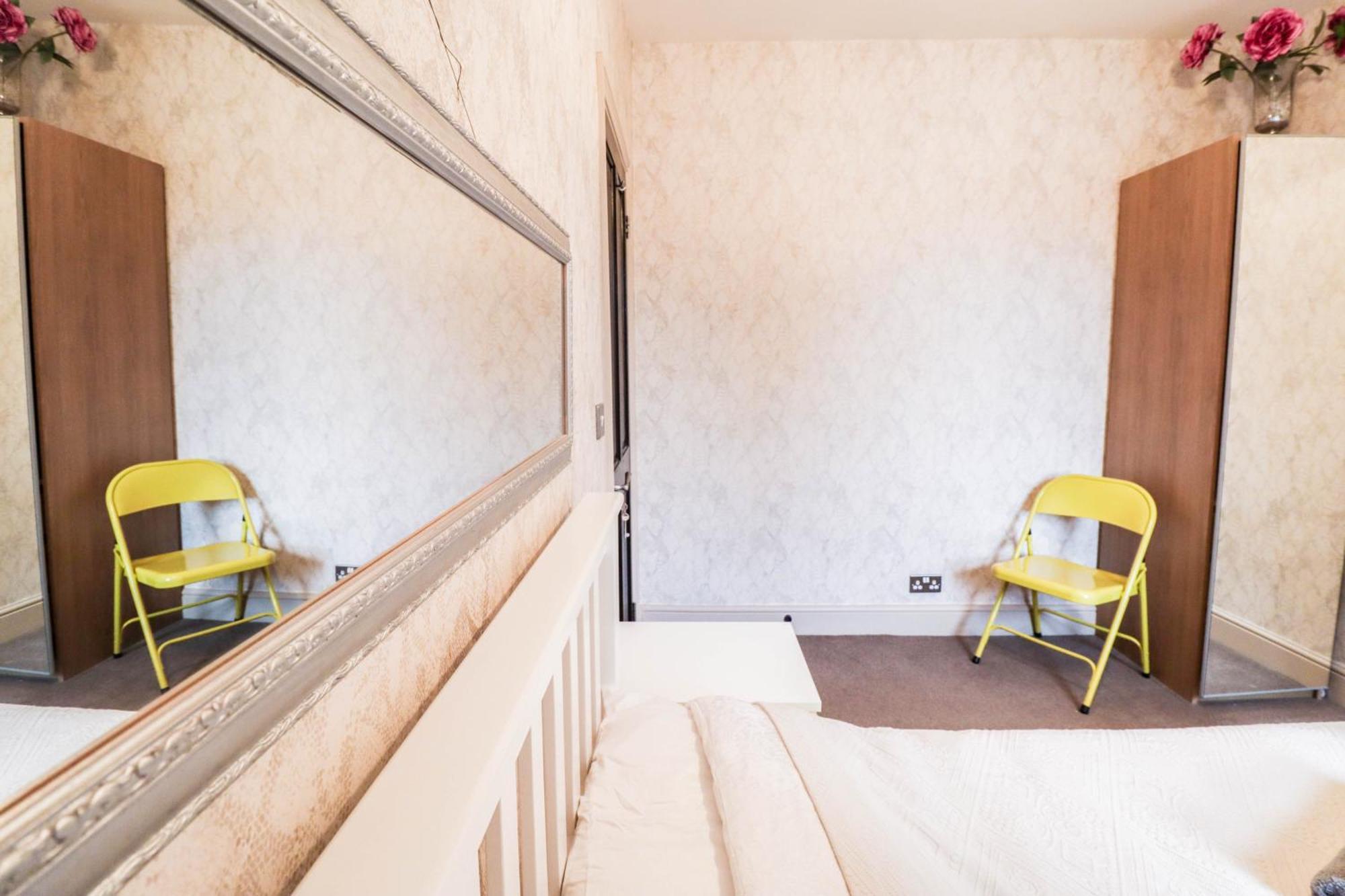 Holiday home Chic 3-bedroom Family Retreat In Stratford, Fast Internet And Near Shops London