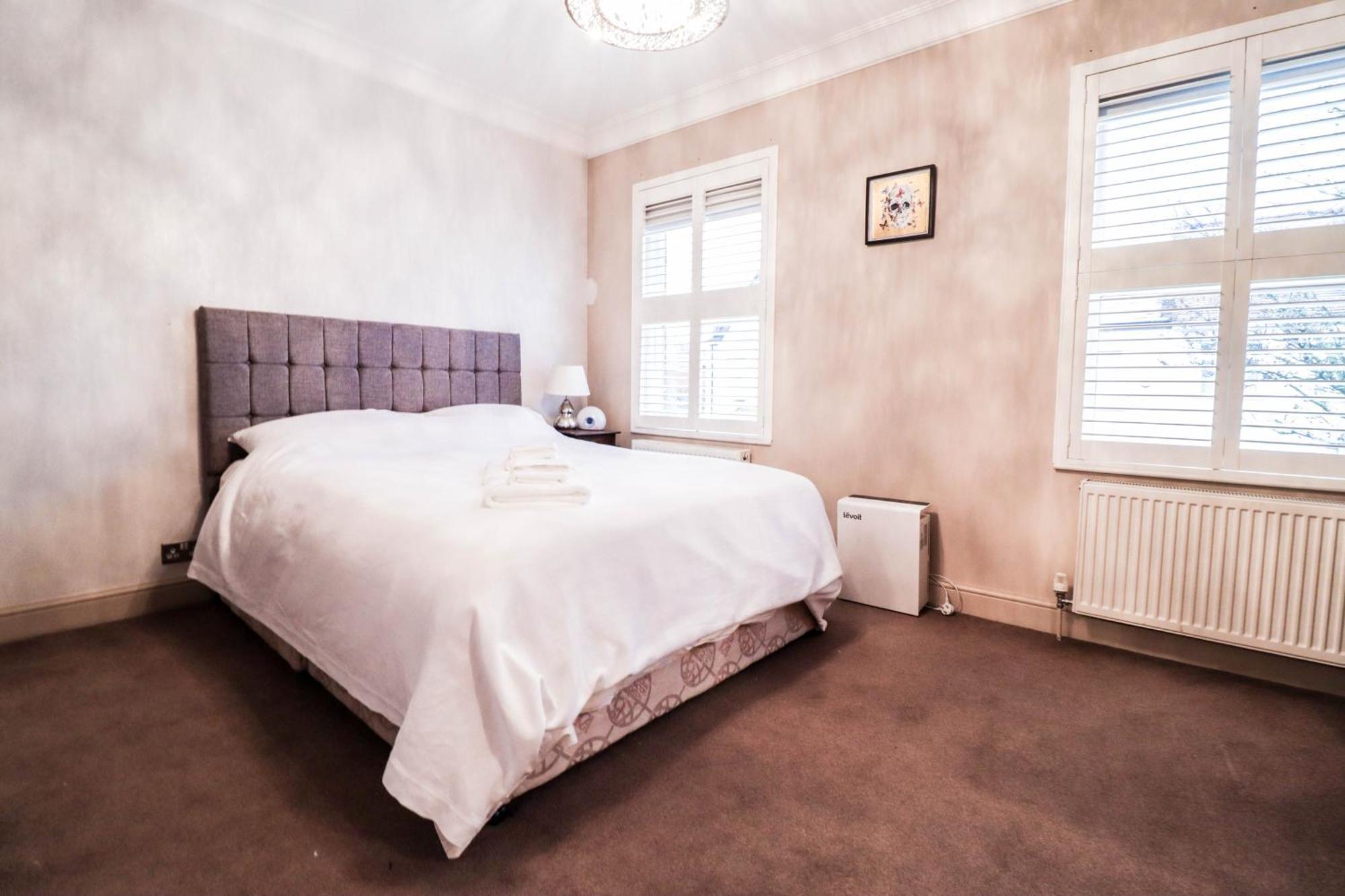 Chic 3-bedroom Family Retreat In Stratford, Fast Internet And Near Shops Holiday home London