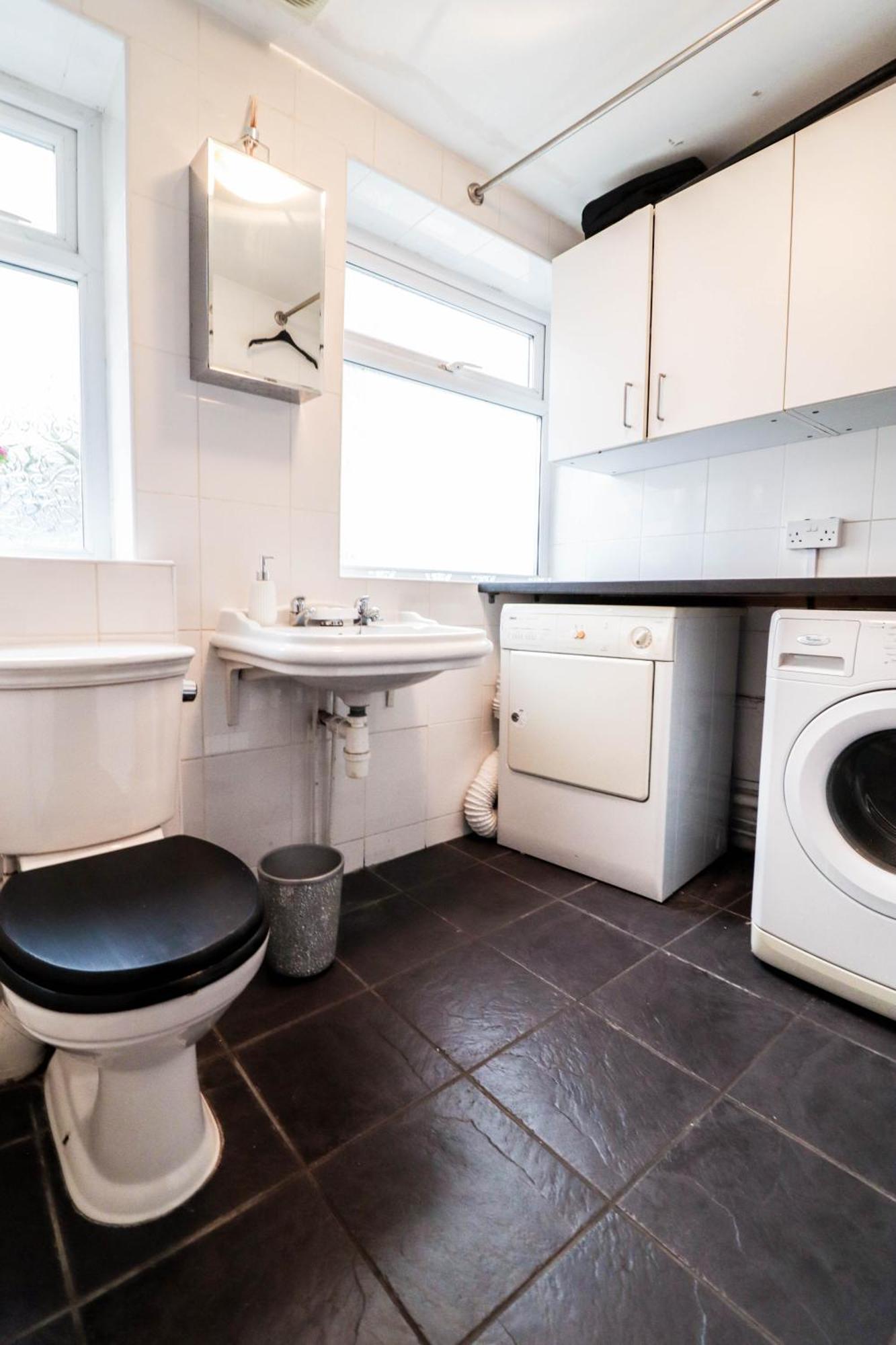 Chic 3-bedroom Family Retreat In Stratford, Fast Internet And Near Shops Holiday home