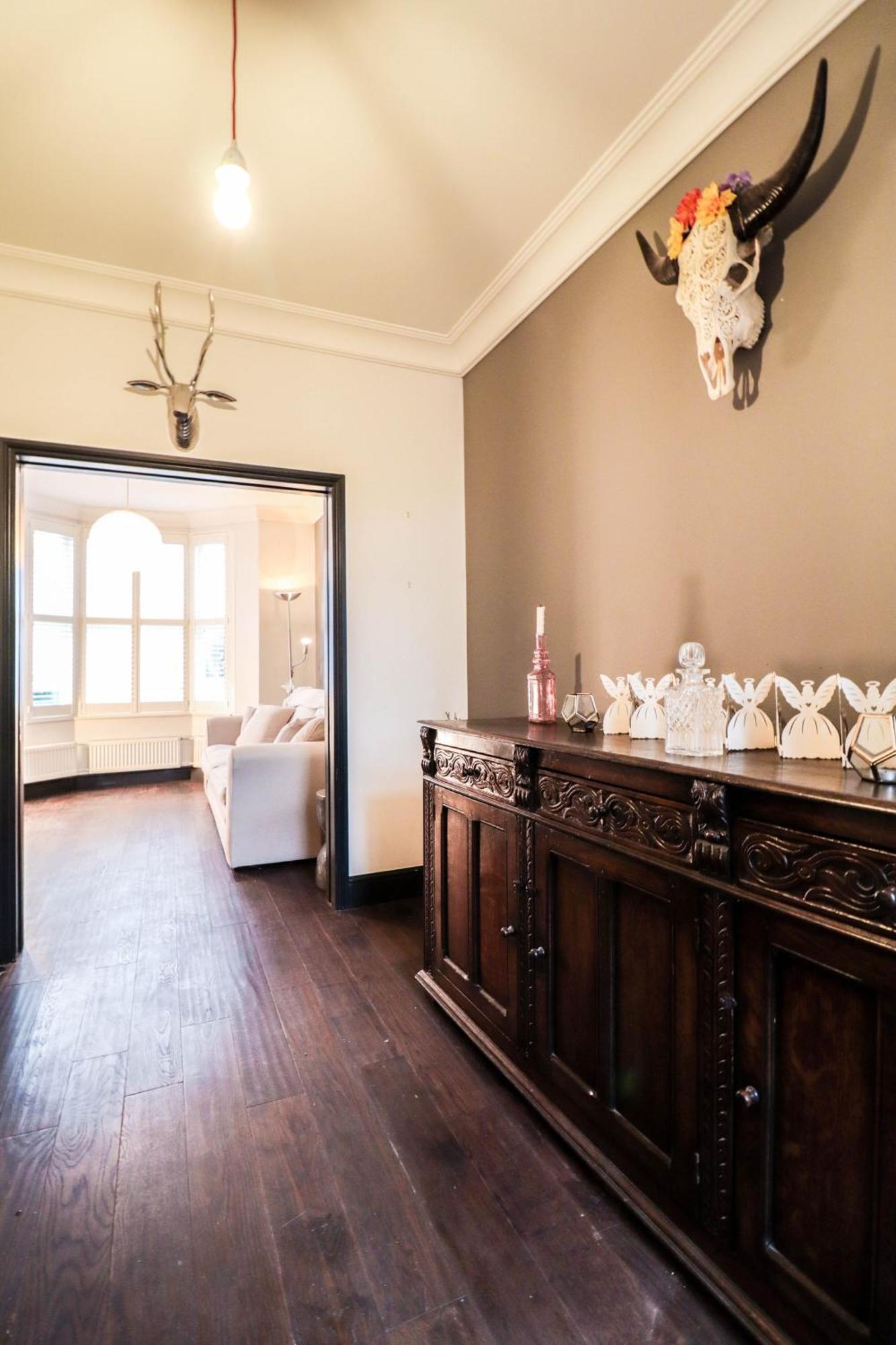 Chic 3-bedroom Family Retreat In Stratford, Fast Internet And Near Shops Holiday home *