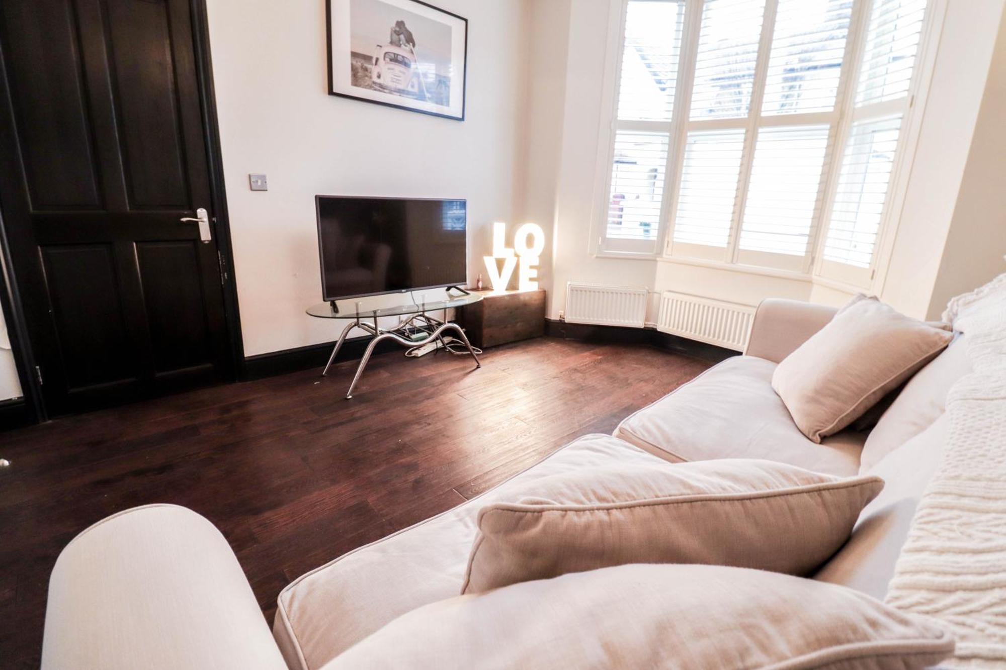 Holiday home Chic 3-bedroom Family Retreat In Stratford, Fast Internet And Near Shops