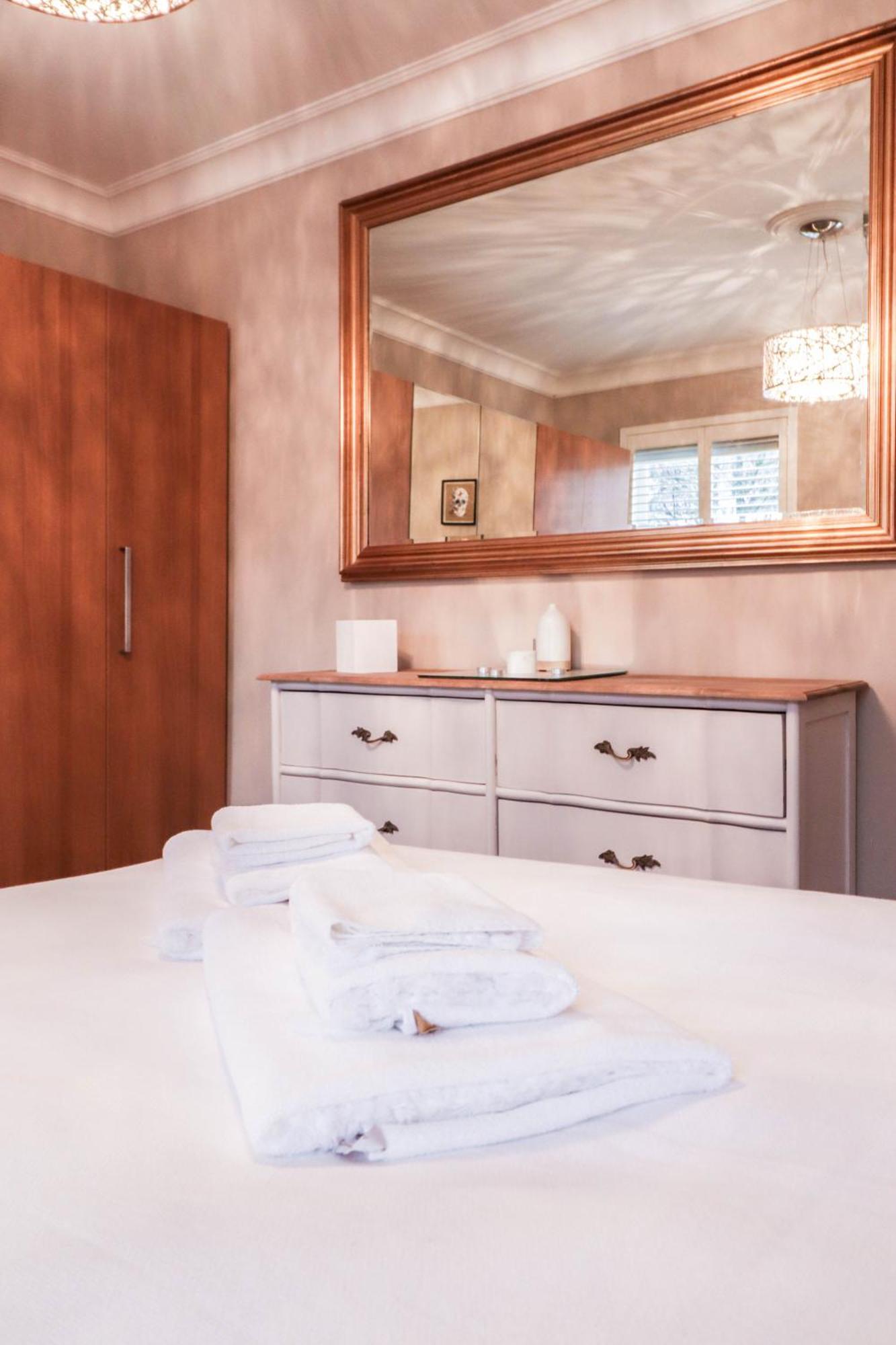 Chic 3-bedroom Family Retreat In Stratford, Fast Internet And Near Shops London