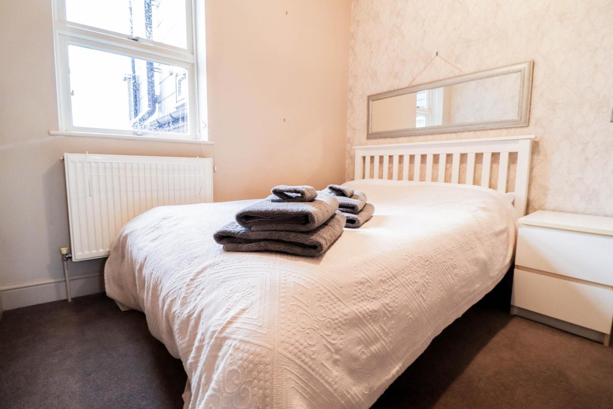 Chic 3-bedroom Family Retreat In Stratford, Fast Internet And Near Shops Holiday home *