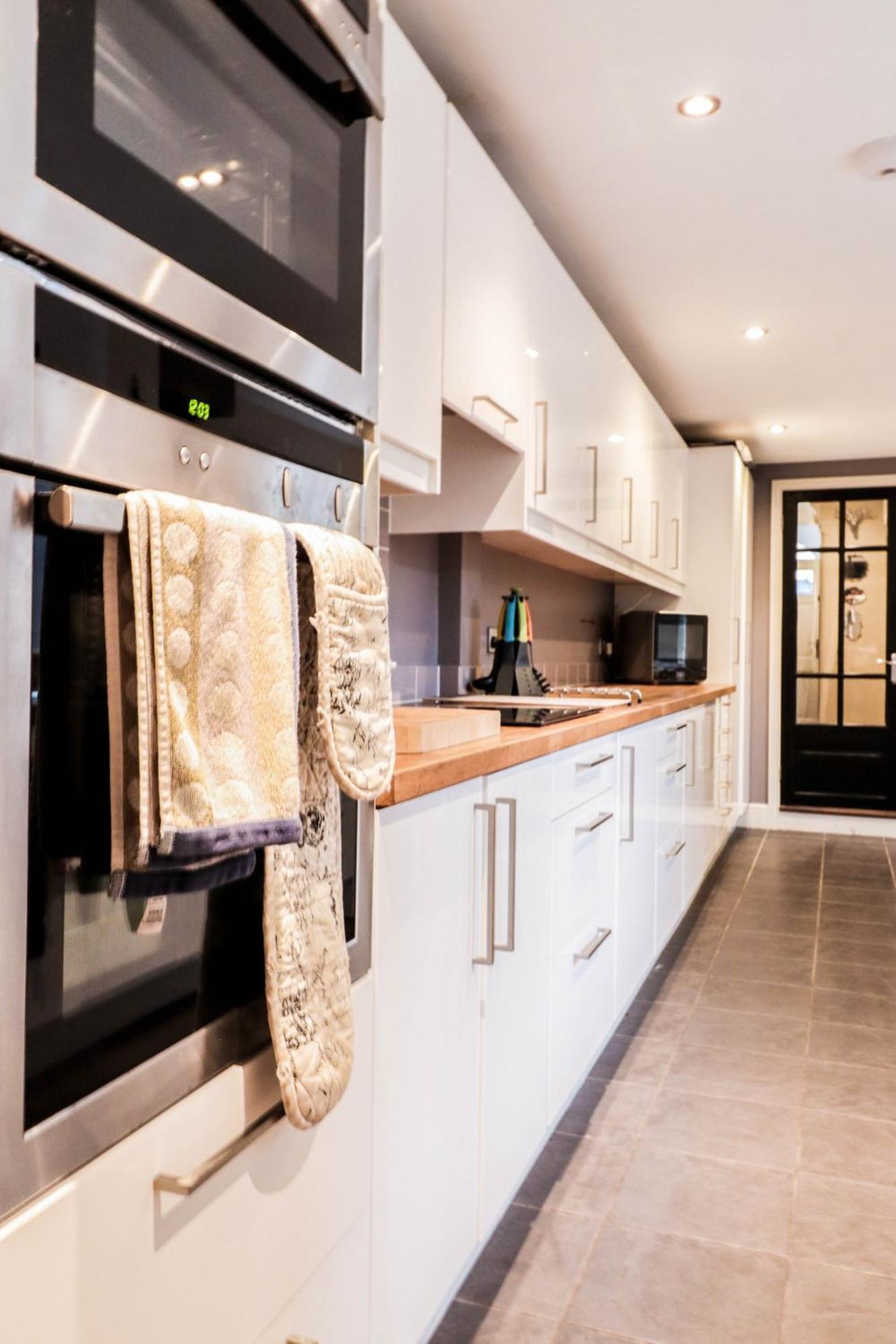 Chic 3-bedroom Family Retreat In Stratford, Fast Internet And Near Shops *