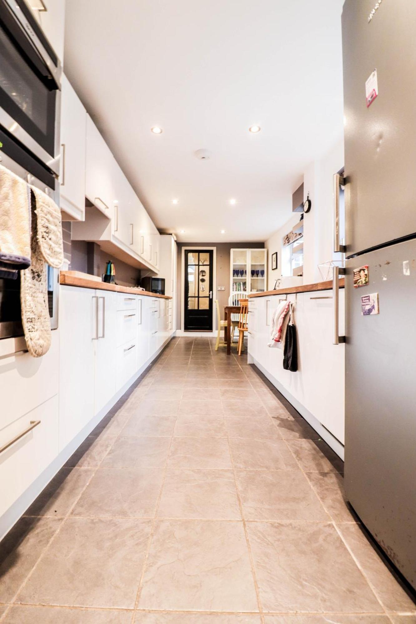 Chic 3-bedroom Family Retreat In Stratford, Fast Internet And Near Shops Holiday home