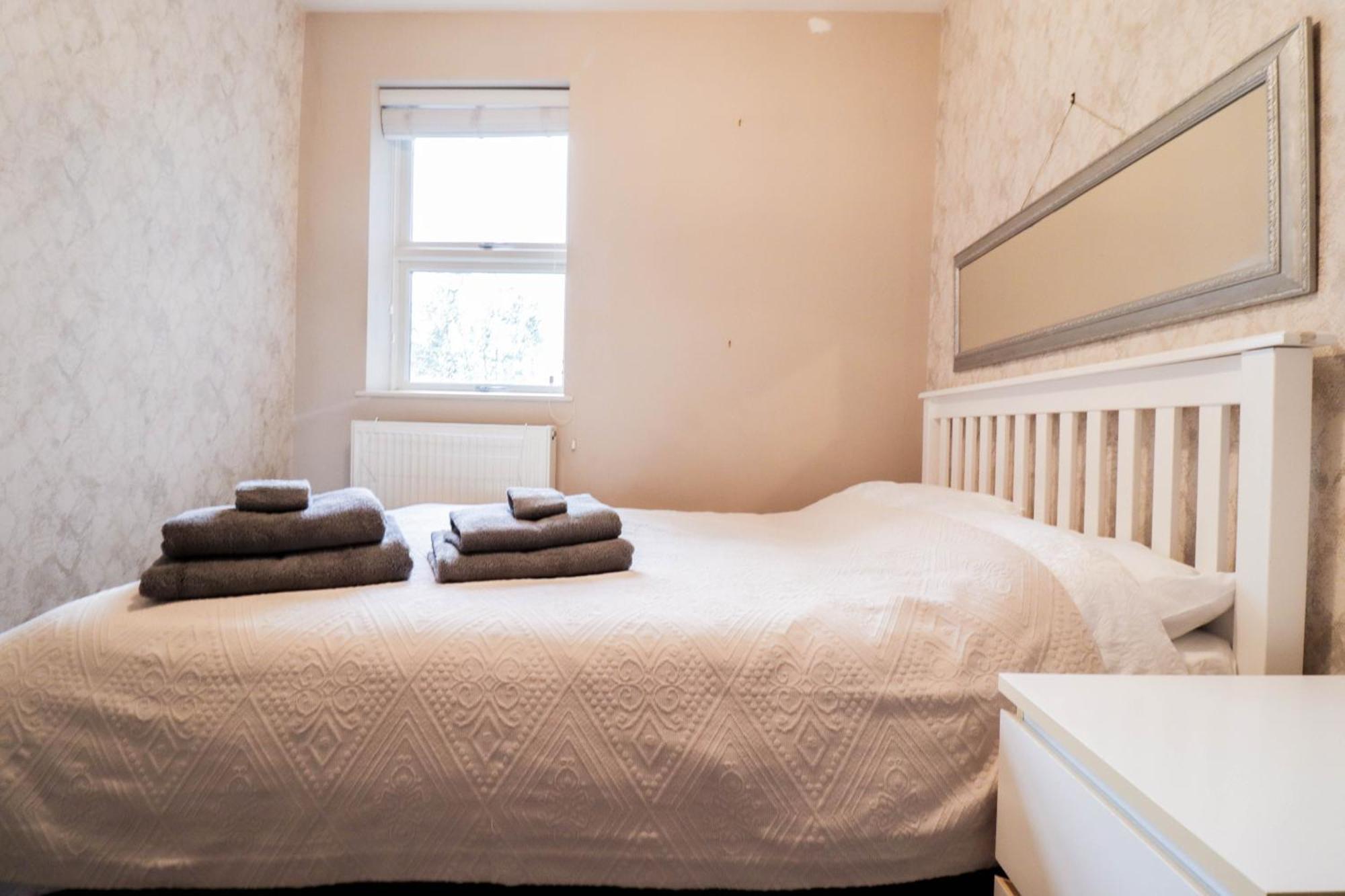 Chic 3-bedroom Family Retreat In Stratford, Fast Internet And Near Shops *