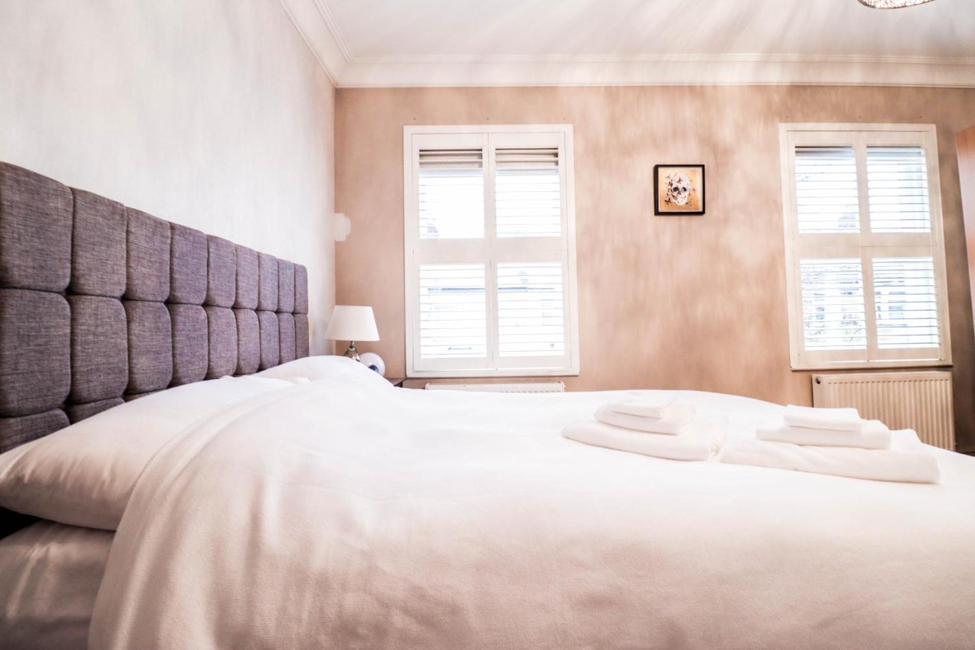 Chic 3-bedroom Family Retreat In Stratford, Fast Internet And Near Shops Holiday home London