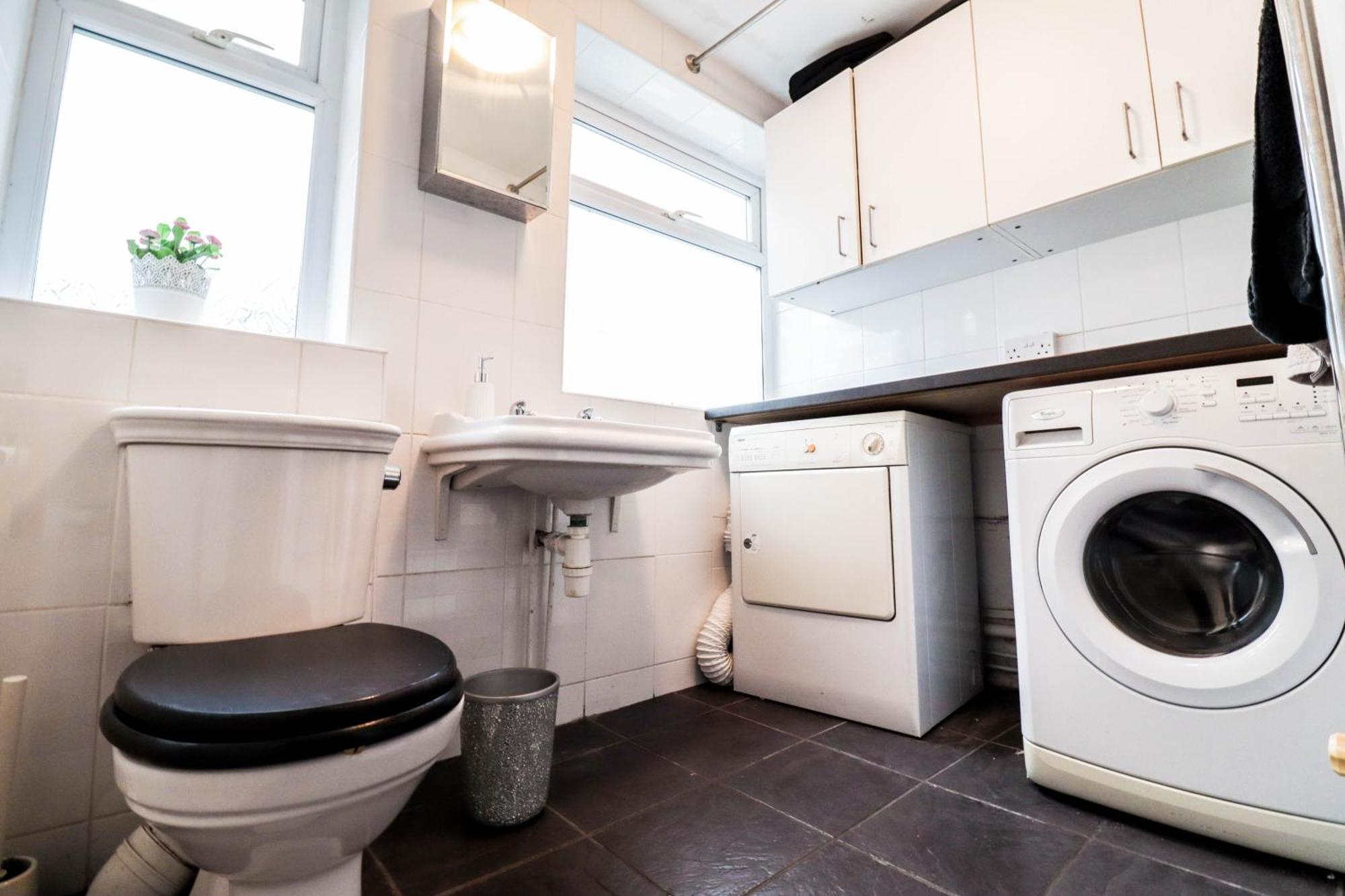 Chic 3-bedroom Family Retreat In Stratford, Fast Internet And Near Shops Casa vacanze *