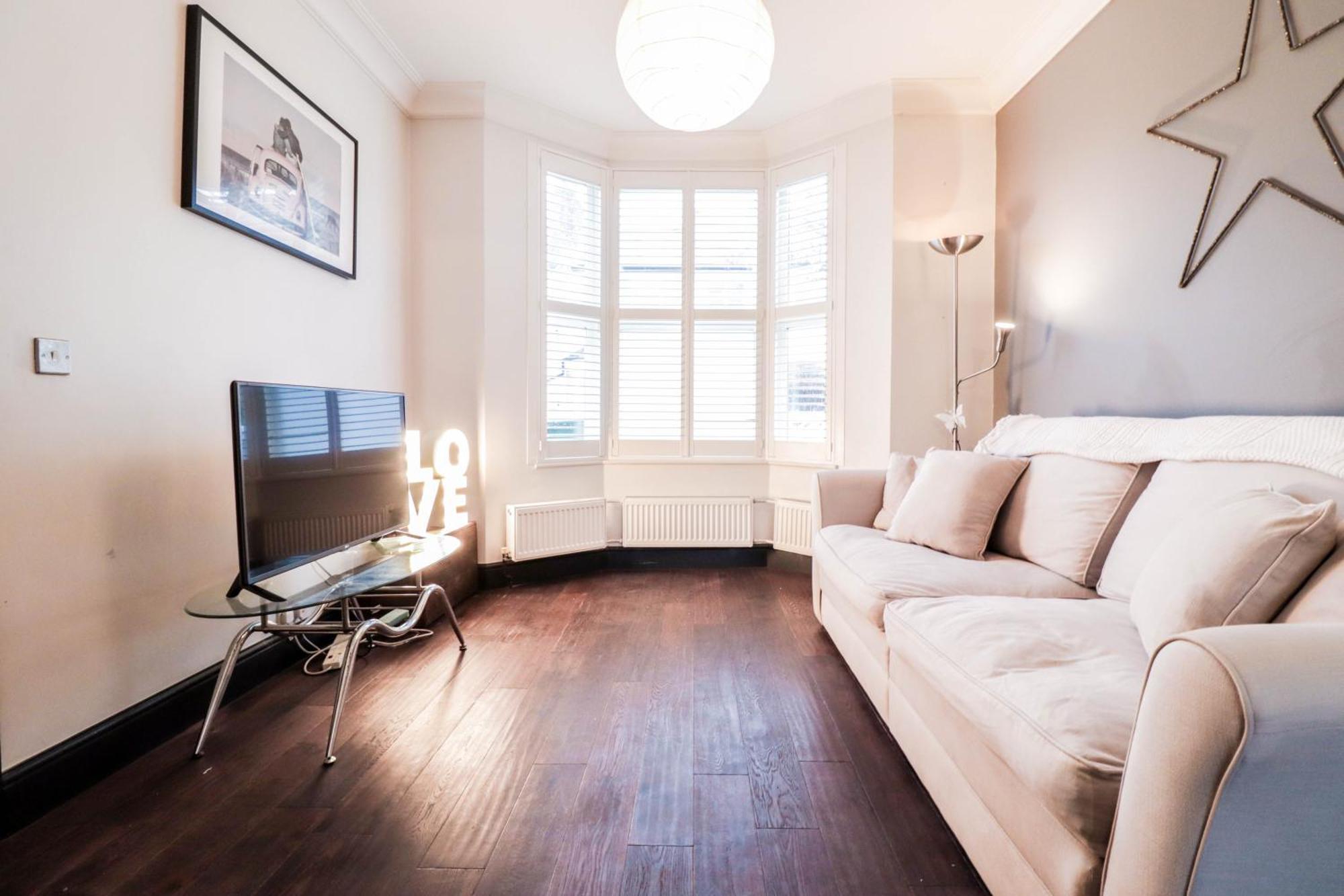 Chic 3-bedroom Family Retreat In Stratford, Fast Internet And Near Shops London