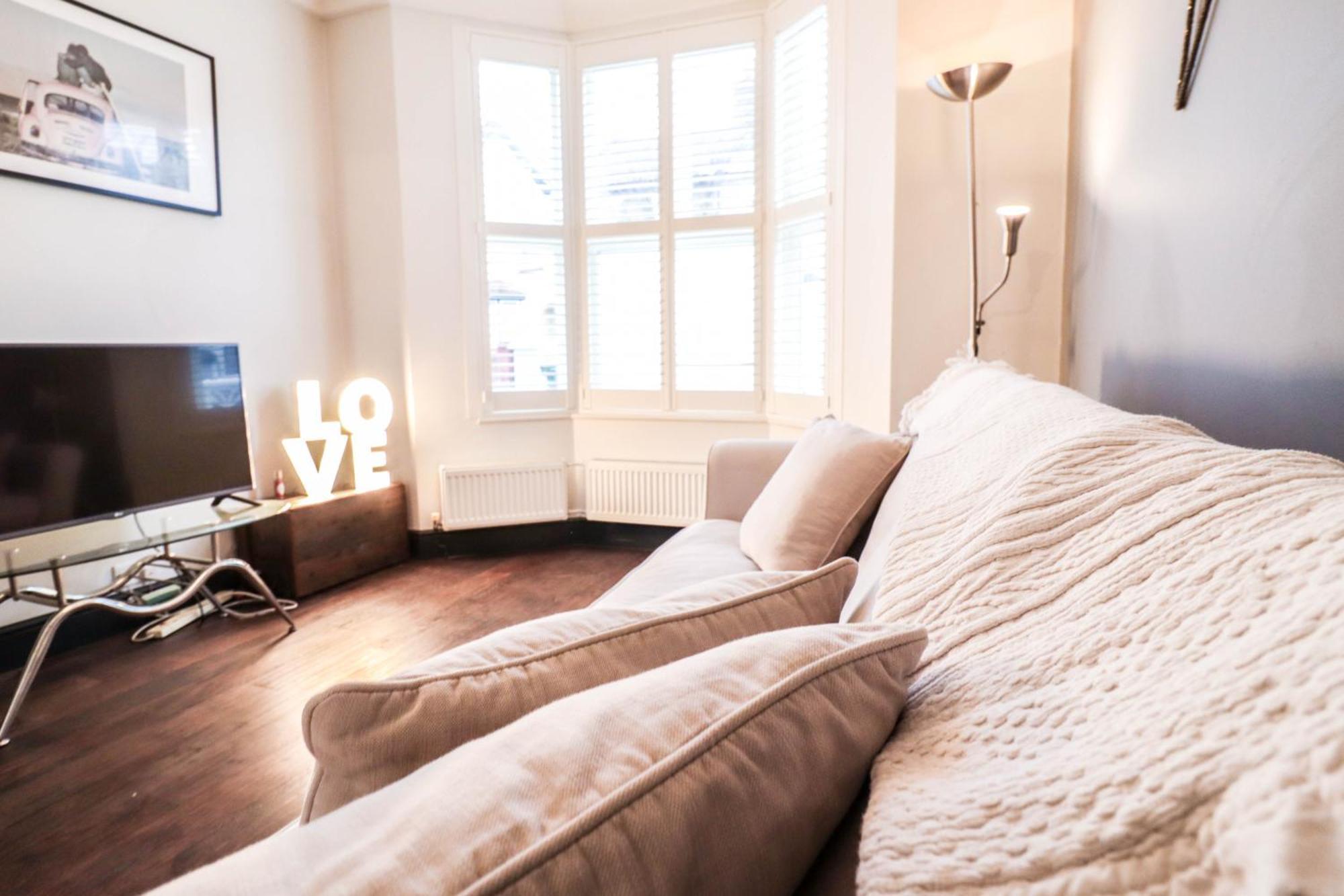 Chic 3-bedroom Family Retreat In Stratford, Fast Internet And Near Shops Casa vacanze *