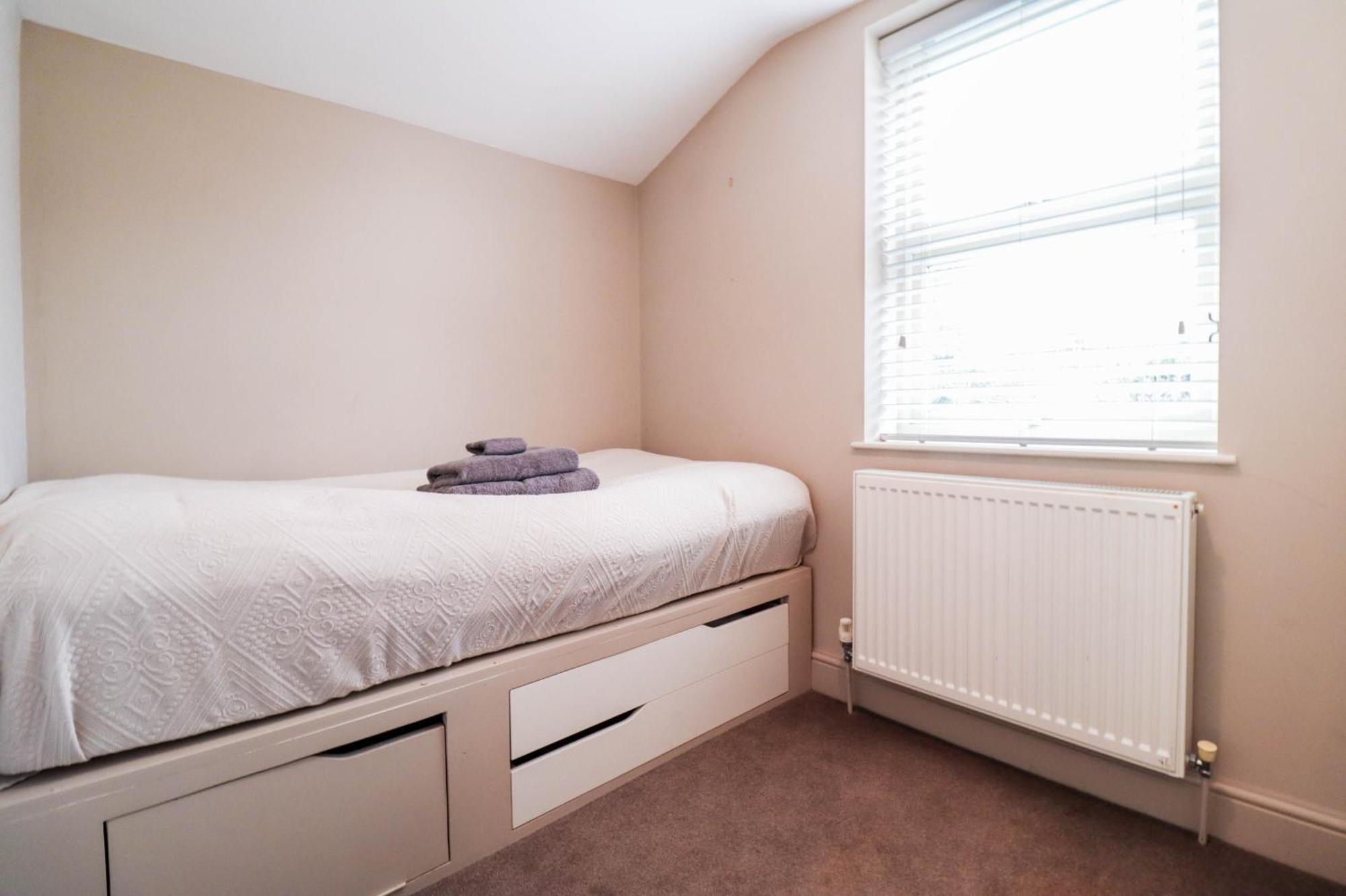 Holiday home Chic 3-bedroom Family Retreat In Stratford, Fast Internet And Near Shops