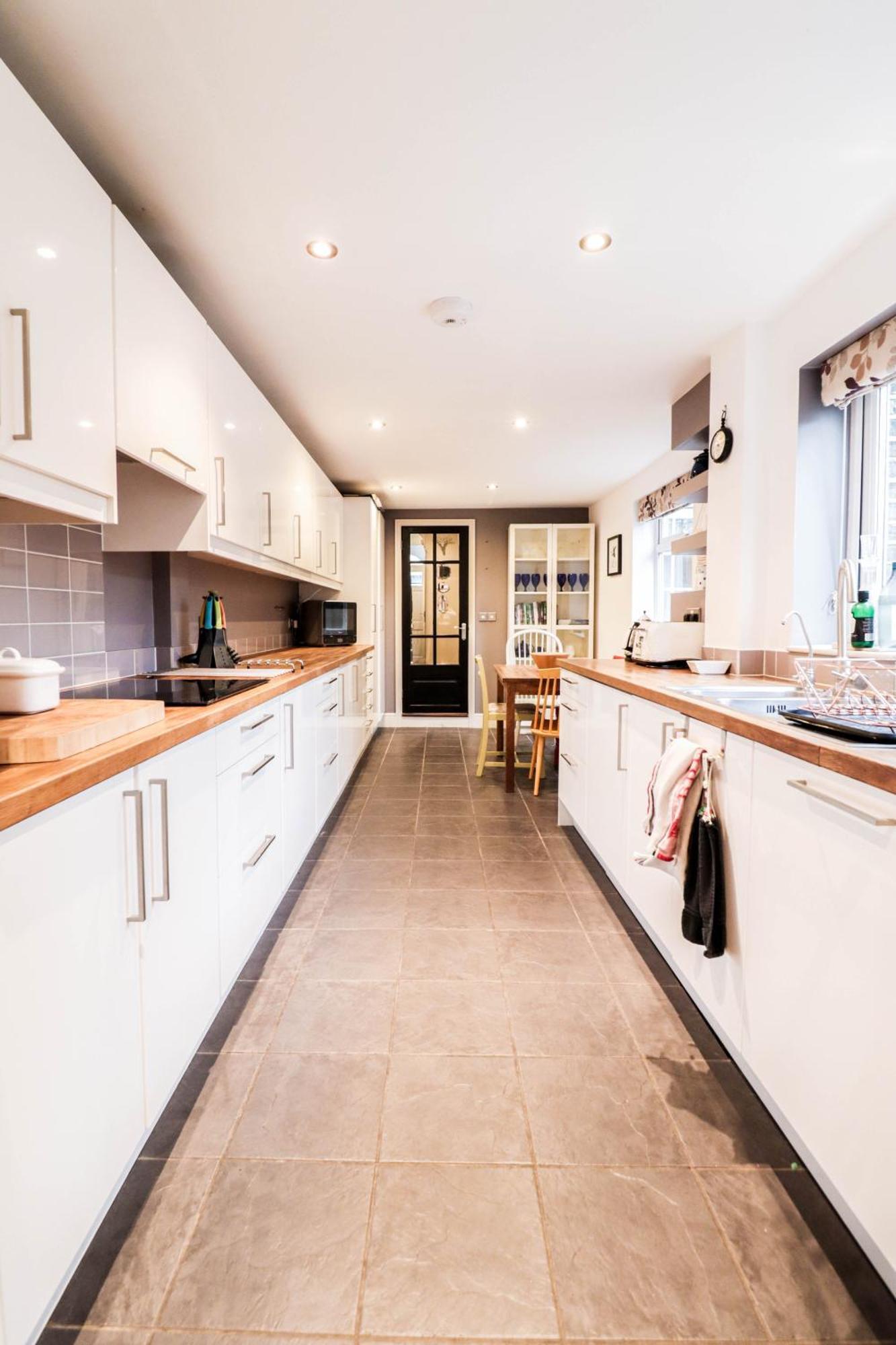 Chic 3-bedroom Family Retreat In Stratford, Fast Internet And Near Shops