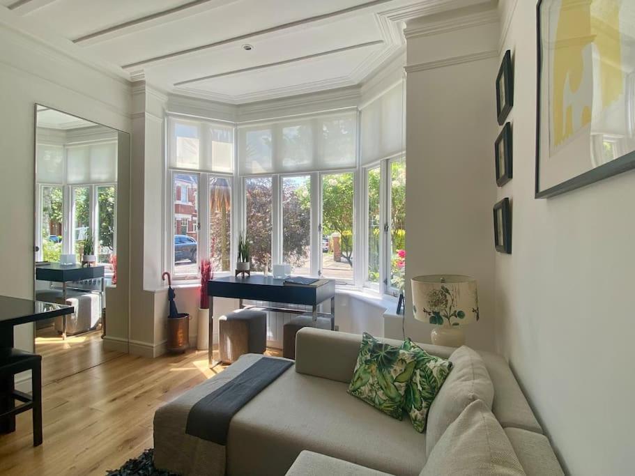 Interior Designed Flat Near Kew Botanical Gardens Appartement
