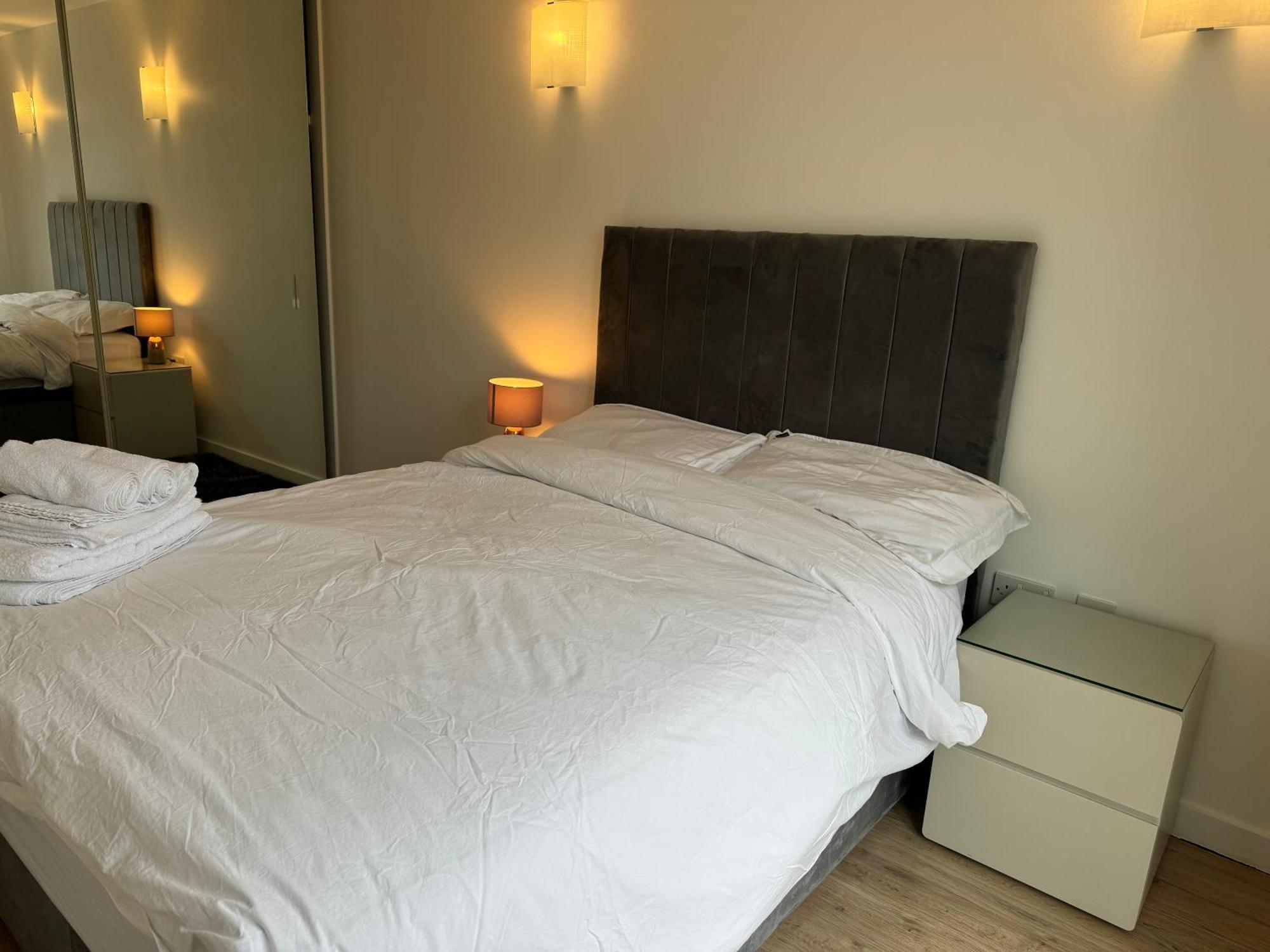 Apartment Luxury Modern 1 Bedroom With Balcony *