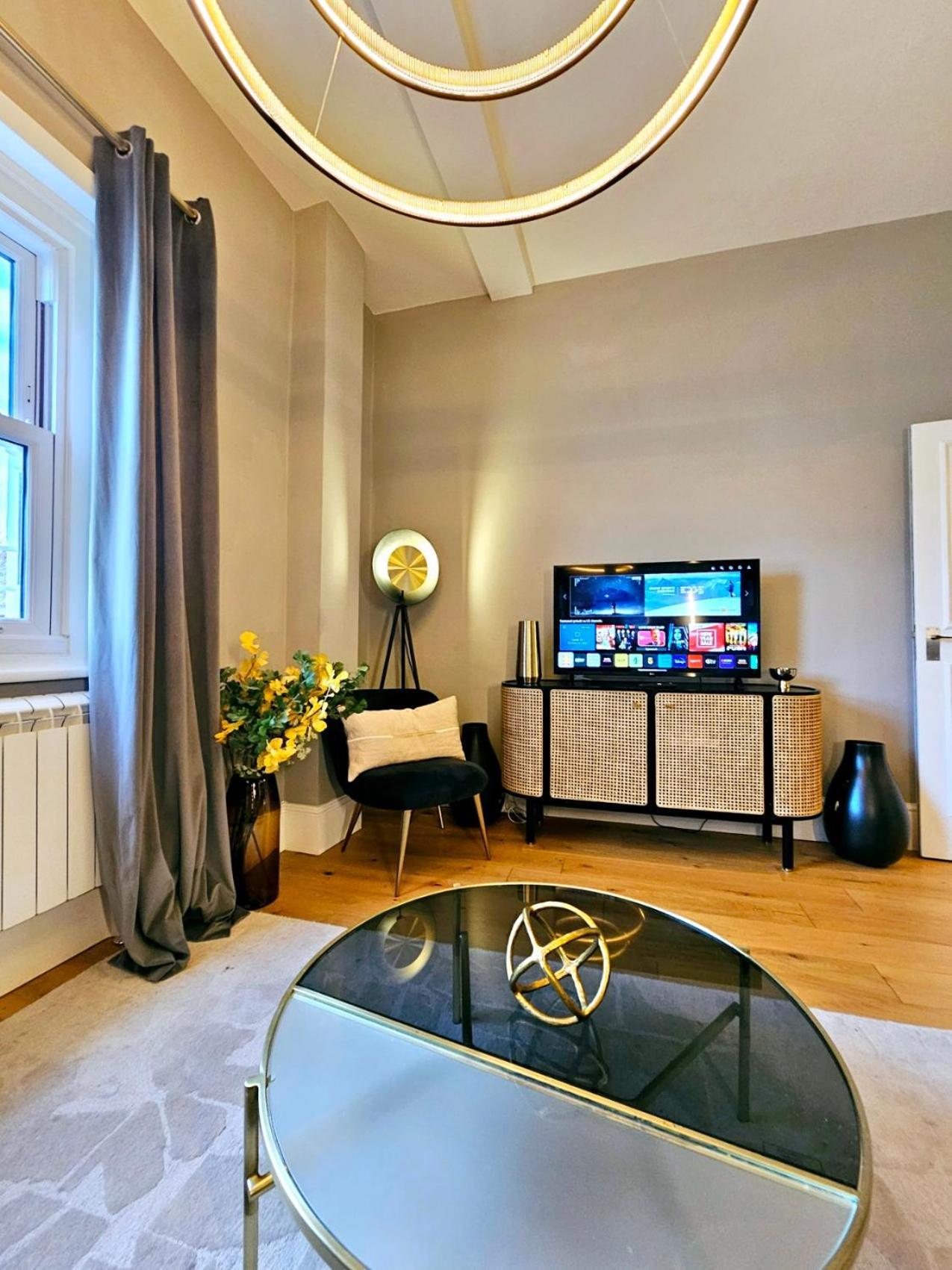 Gorgeous Hyde Park With Elevator Access By Tube Metro Stations Appartement Londen