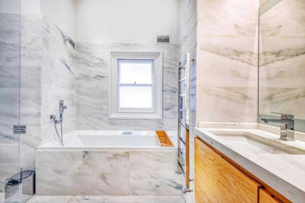 2 Bedroom Luxury Flat In South Kensington * Londen