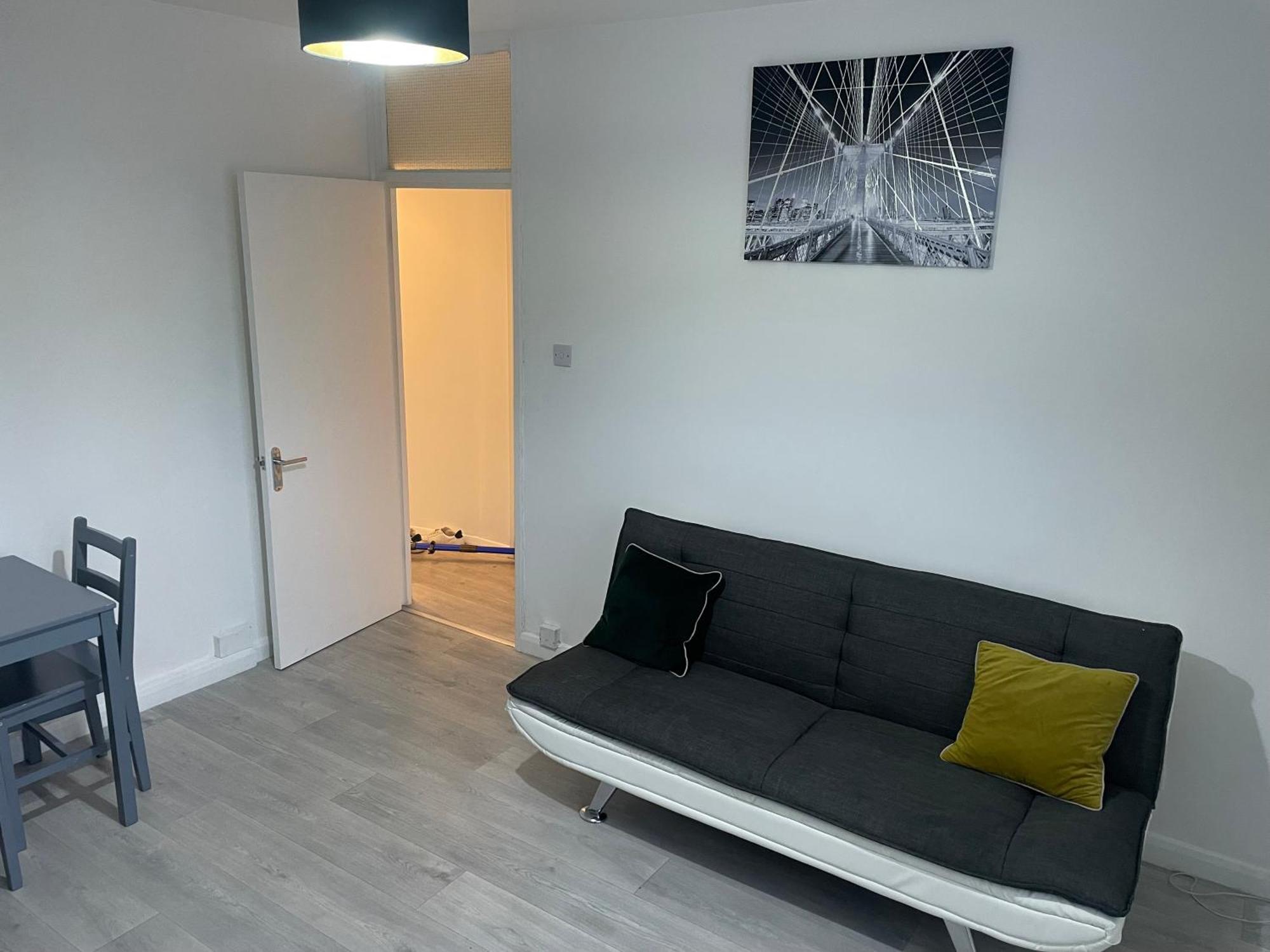 One Bedroom Flat Near Vauxhall Train Station