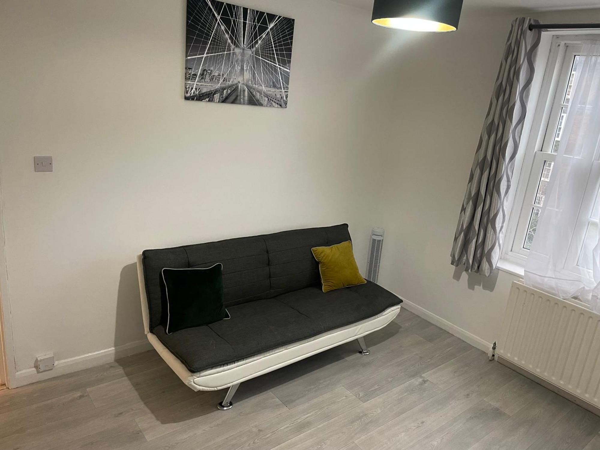 One Bedroom Flat Near Vauxhall Train Station *