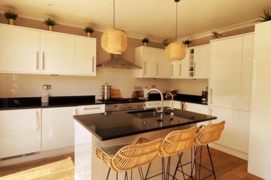 Vakantiehuis Luxury 4 Bed 2 Bath House With Garden Near Wimbledon *