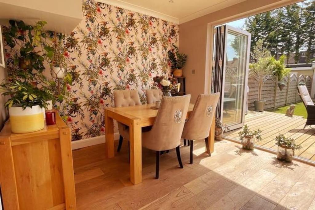 Luxury 4 Bed 2 Bath House With Garden Near Wimbledon Vakantiehuis Londen