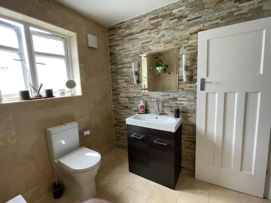 Vakantiehuis Luxury 4 Bed 2 Bath House With Garden Near Wimbledon *