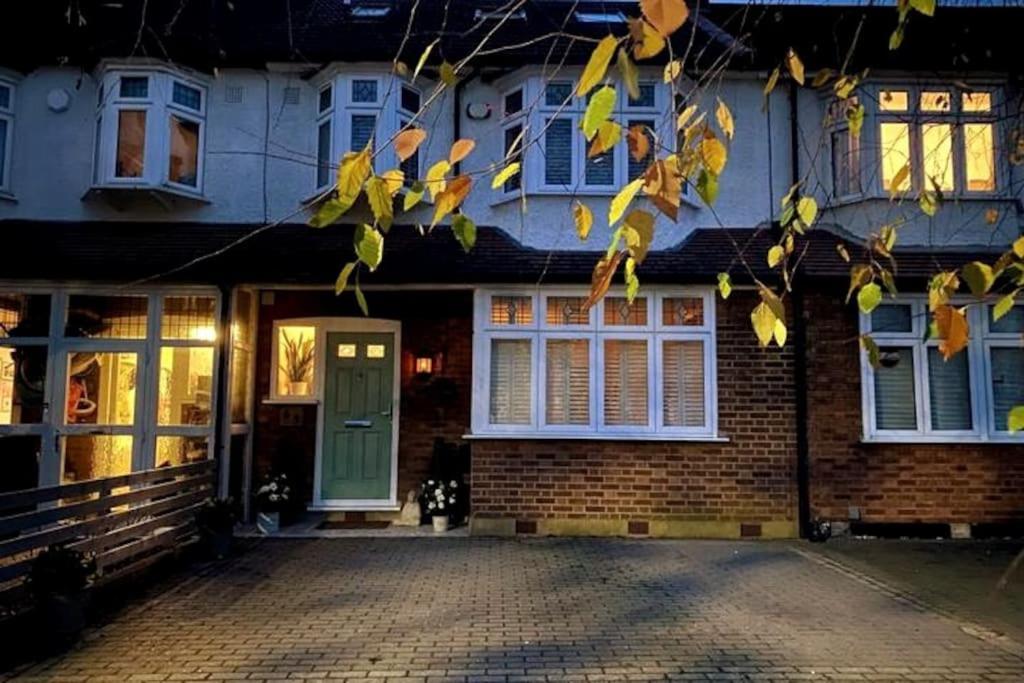 Luxury 4 Bed 2 Bath House With Garden Near Wimbledon Londen