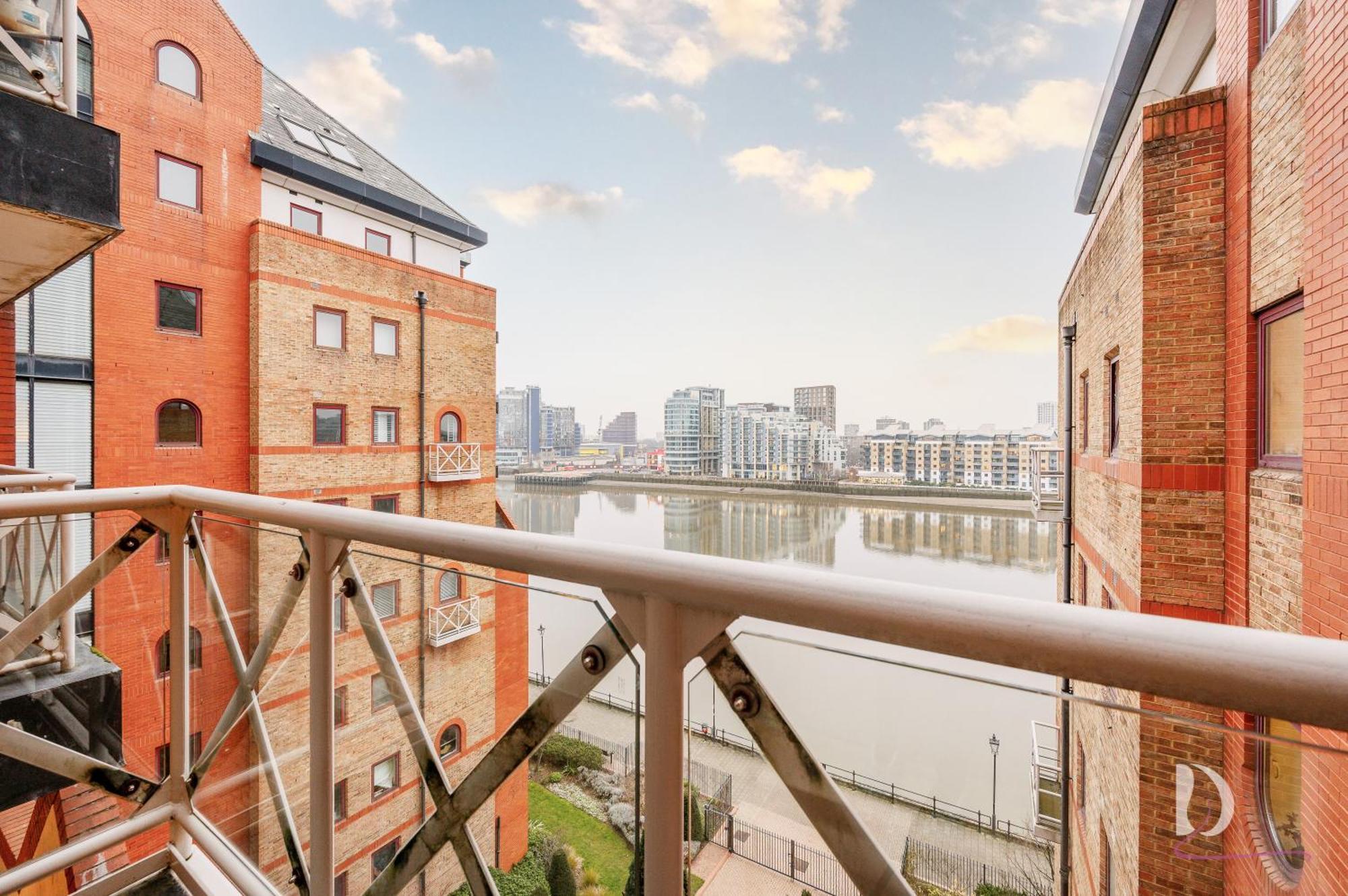 Beautiful 1 Bed On The River Lejlighed *