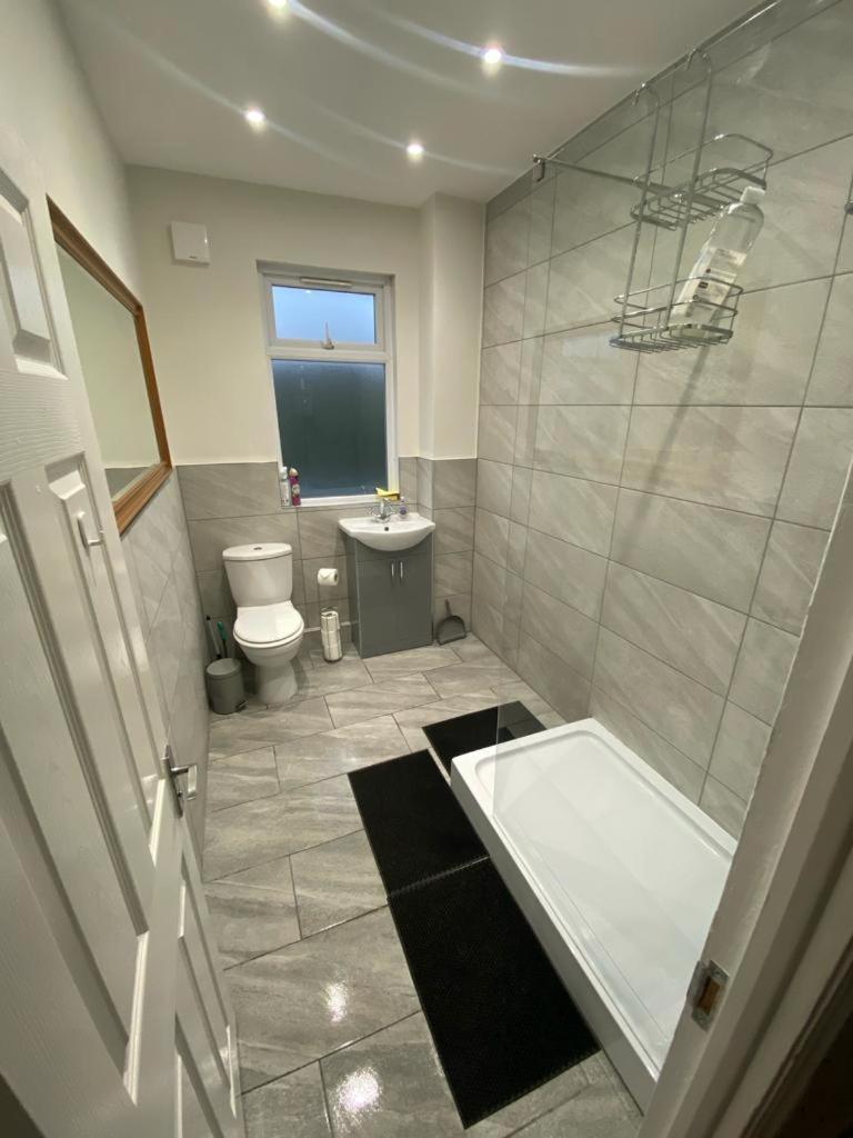 Three Bedroom Flat, Camborne Avenue W13 Londra