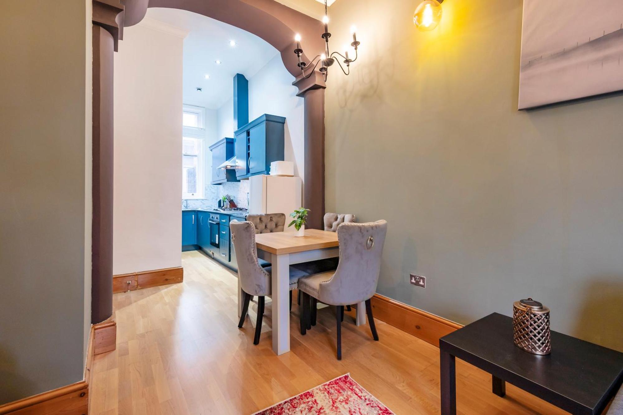 2 Bedroom In Center Of Apartment London