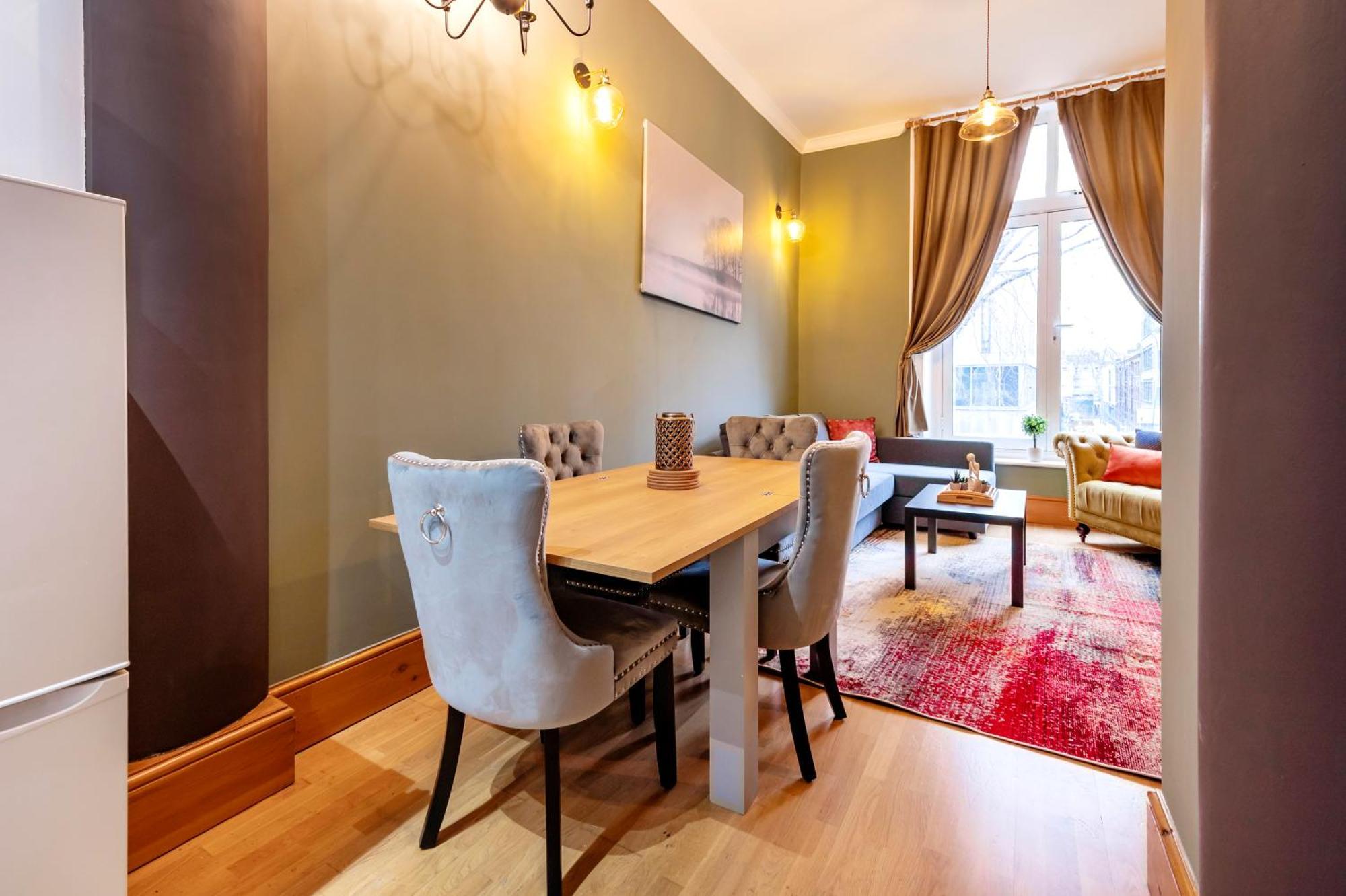 2 Bedroom In Center Of Apartment *