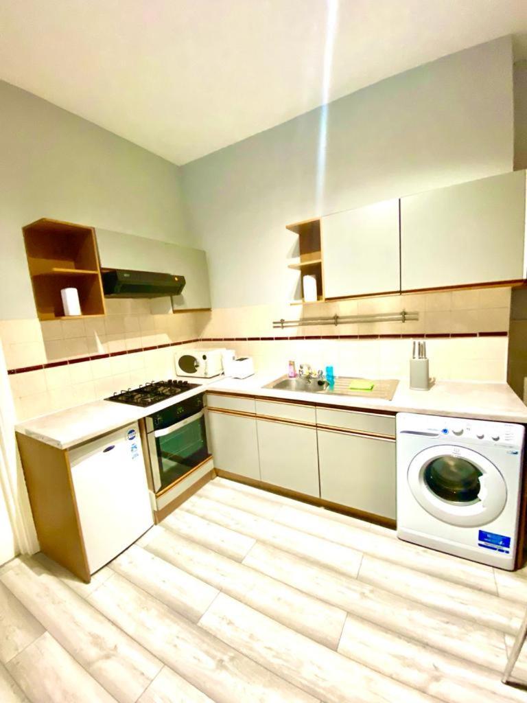 One Bedroom Ground Floor In * Londra