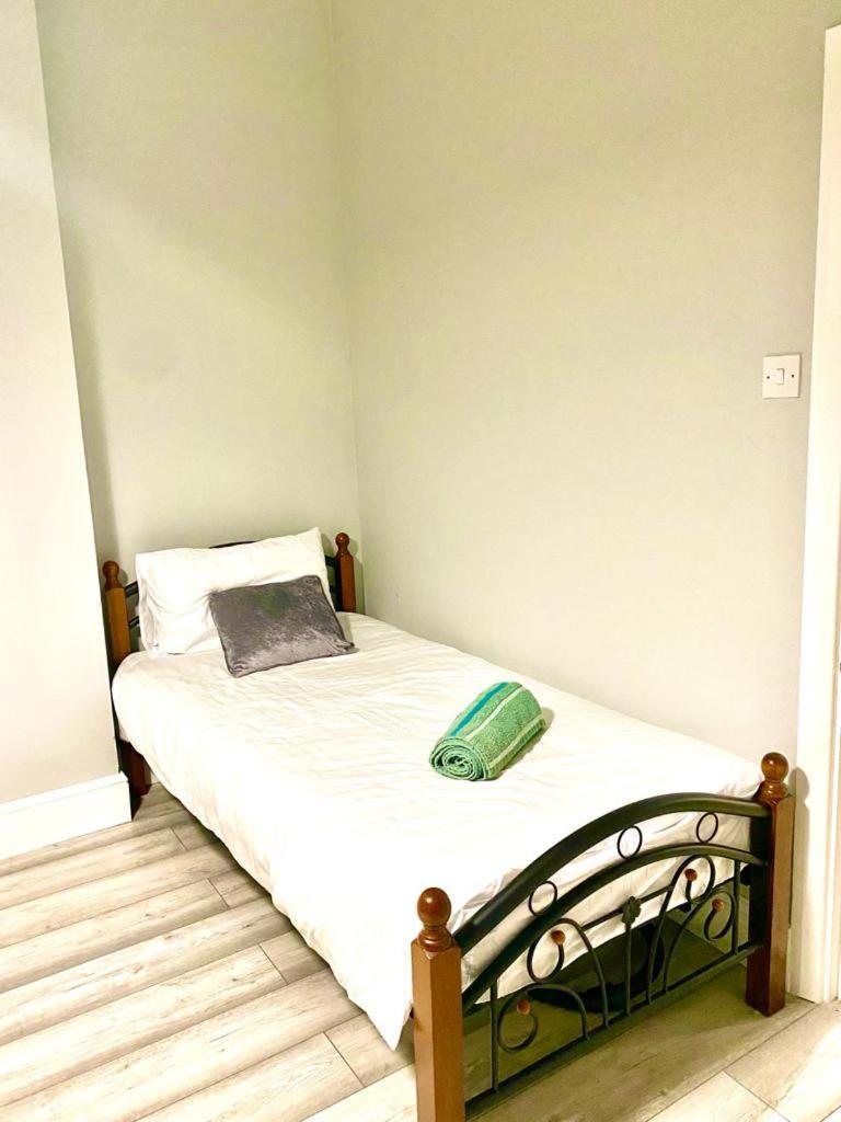 One Bedroom Ground Floor Flat In Appartement Londres