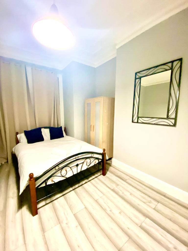 One Bedroom Ground Floor Flat In * Londres