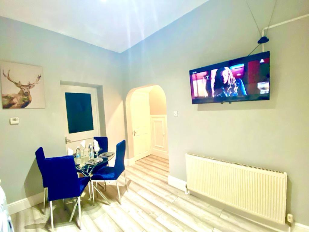One Bedroom Ground Floor Flat In * Londres