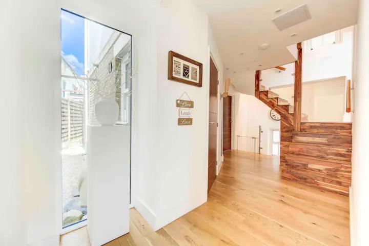 Stunning 4 Bedroom, 3 Bathroom House With Private Hottub & Gym - Escape London, In Lonon Londra