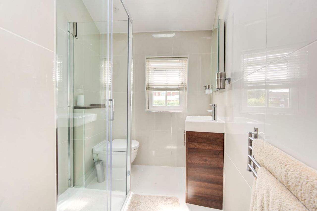 Stunning 4 Bedroom, 3 Bathroom House With Private Hottub & Gym - Escape London, In Lonon Casa vacanze *