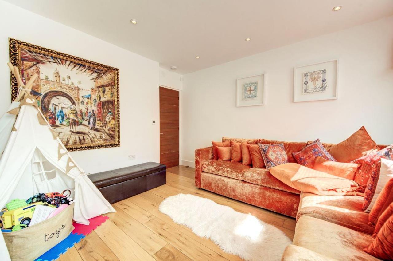 Stunning 4 Bedroom, 3 Bathroom House With Private Hottub & Gym - Escape London, In Lonon Casa vacanze *